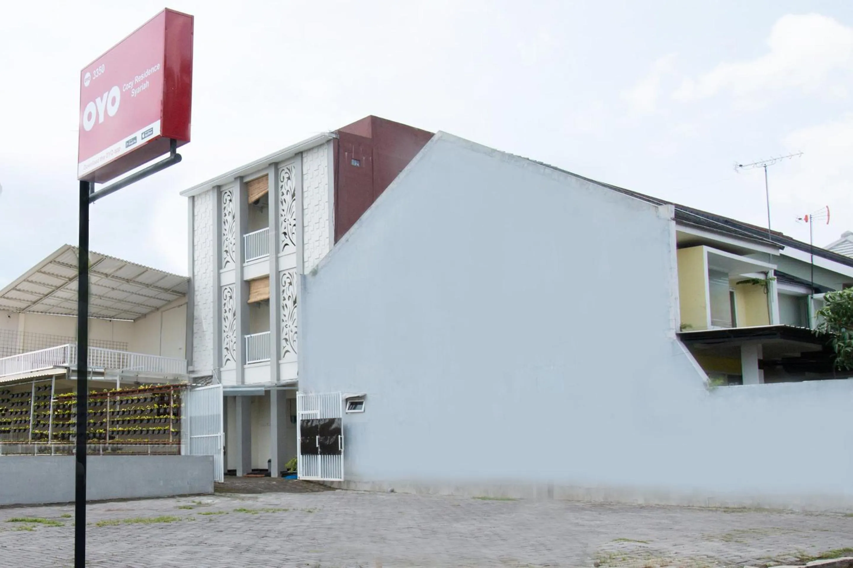 Facade/entrance in Hotel O Cozy Residence Syariah