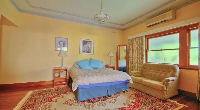 Queen Room in Melville House Bed and Breakfast Queen Room in Melville House Bed and Breakfast