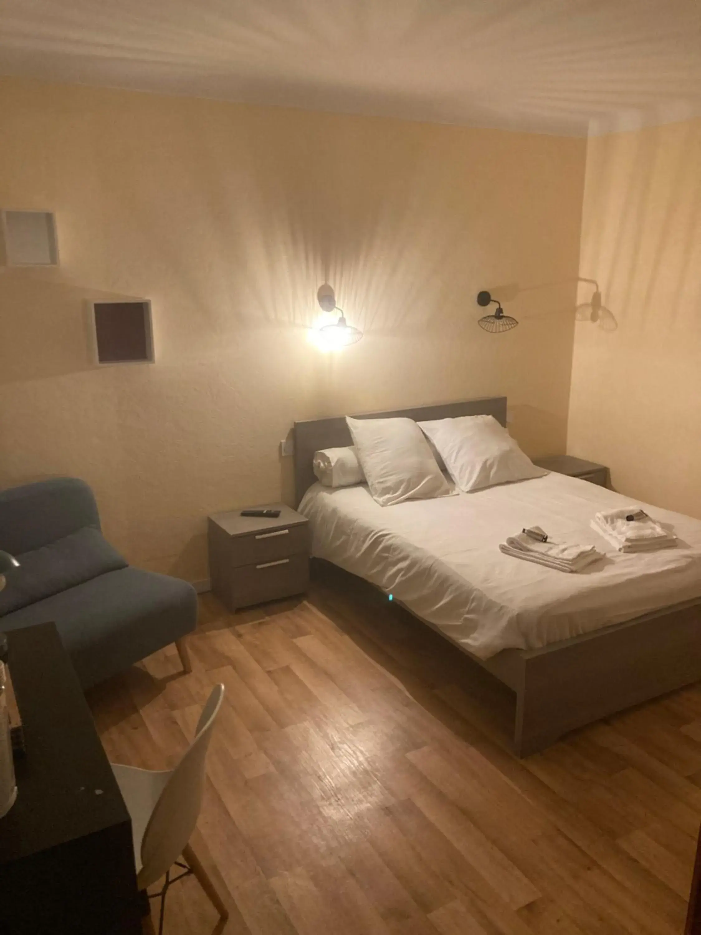 Triple Room with Shared Toilet in Hotel de la Forêt Triple Room with Shared Toilet in Hotel de la Forêt