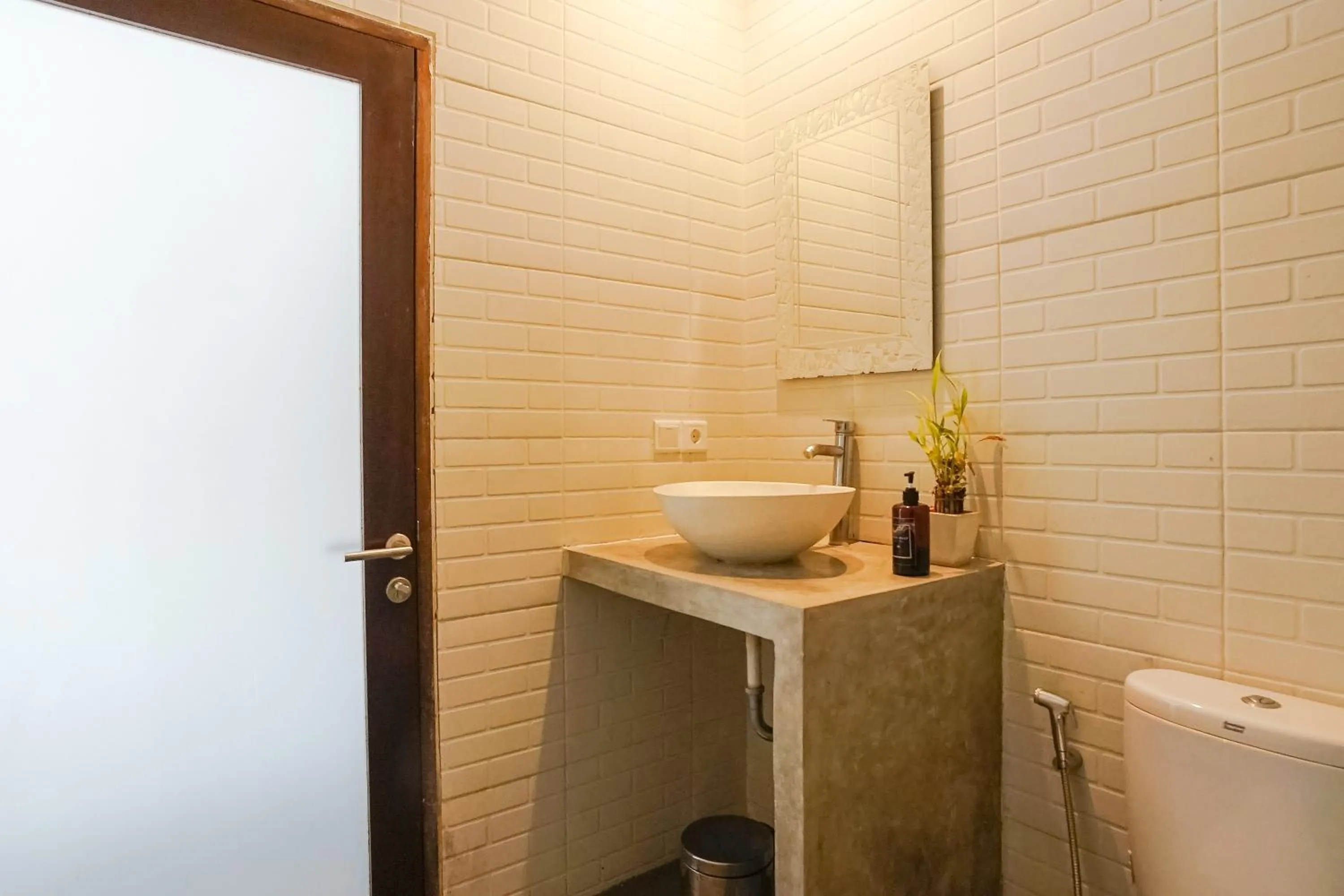 Bathroom in D'Meten Guest House Canggu