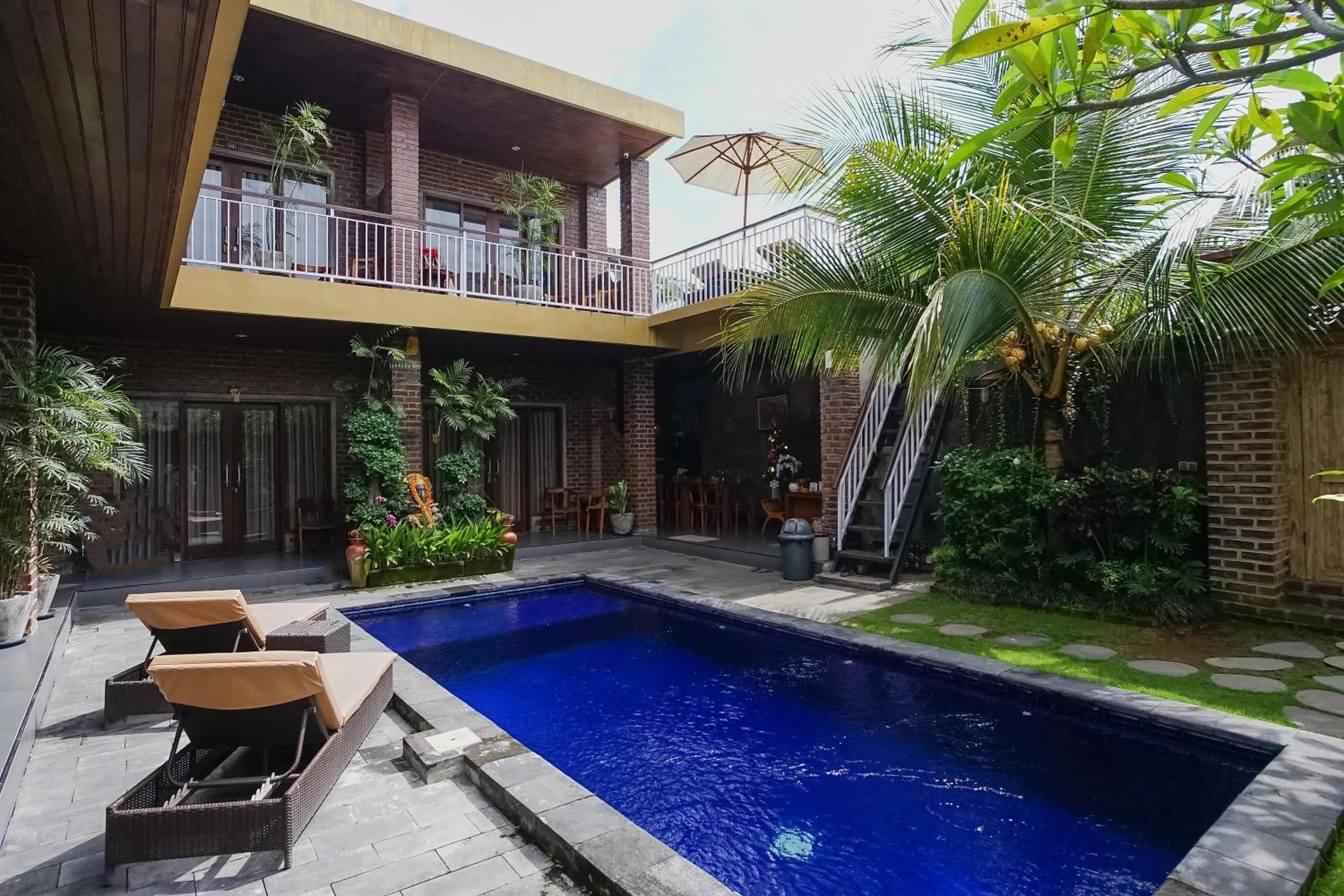 Swimming pool in D'Meten Guest House Canggu