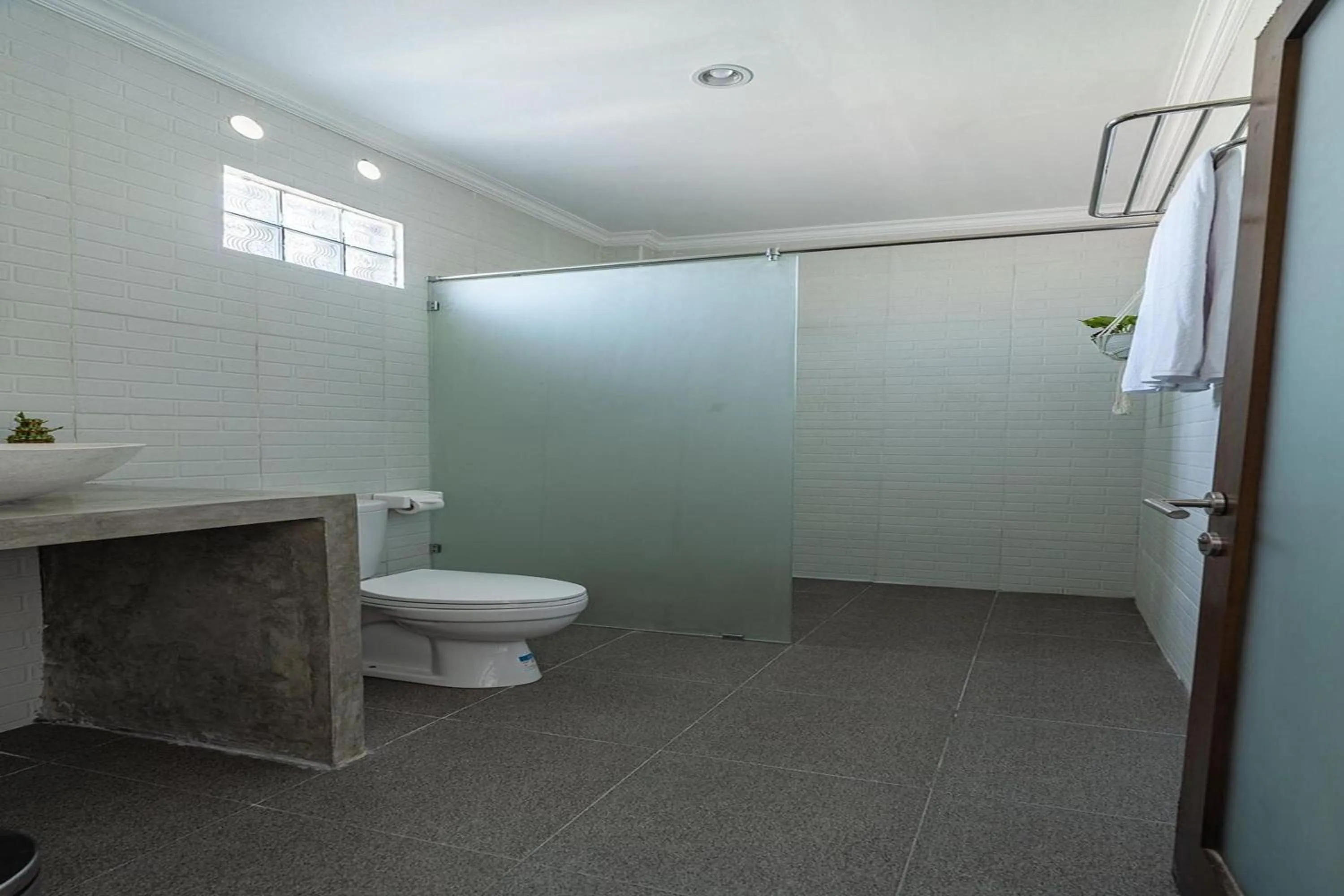 Bathroom in D'Meten Guest House Canggu