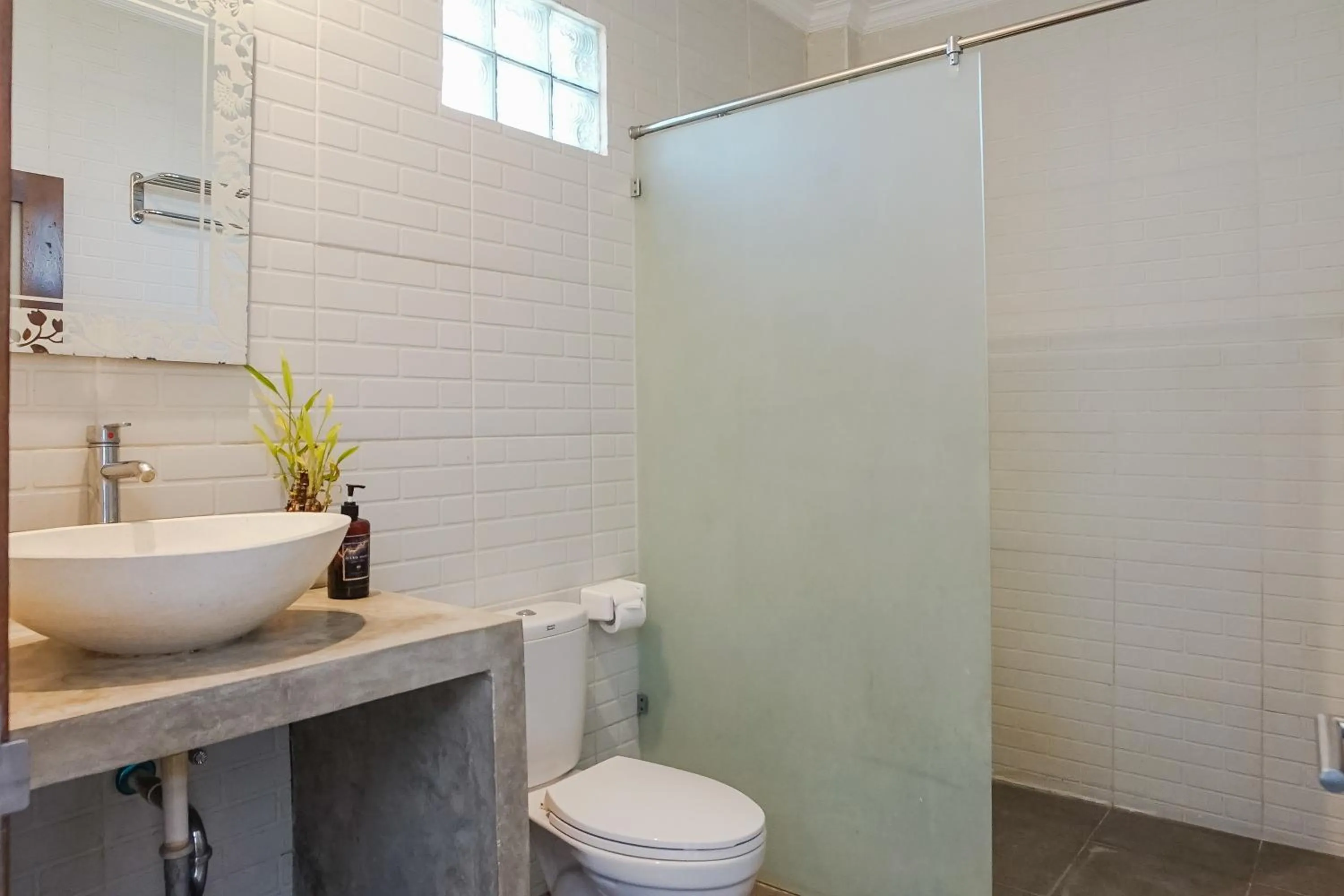 Bathroom in D'Meten Guest House Canggu