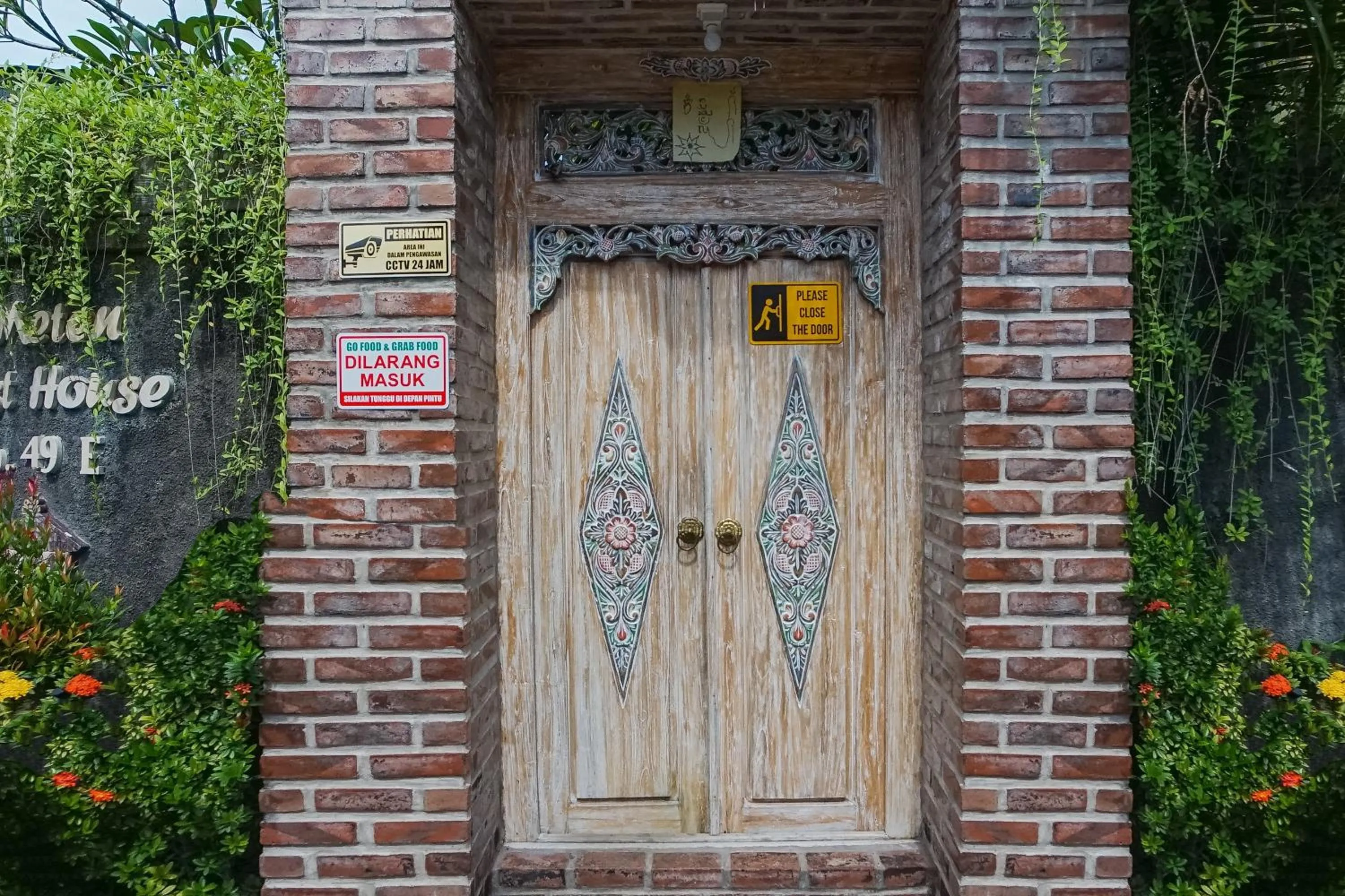 Property building in D'Meten Guest House Canggu