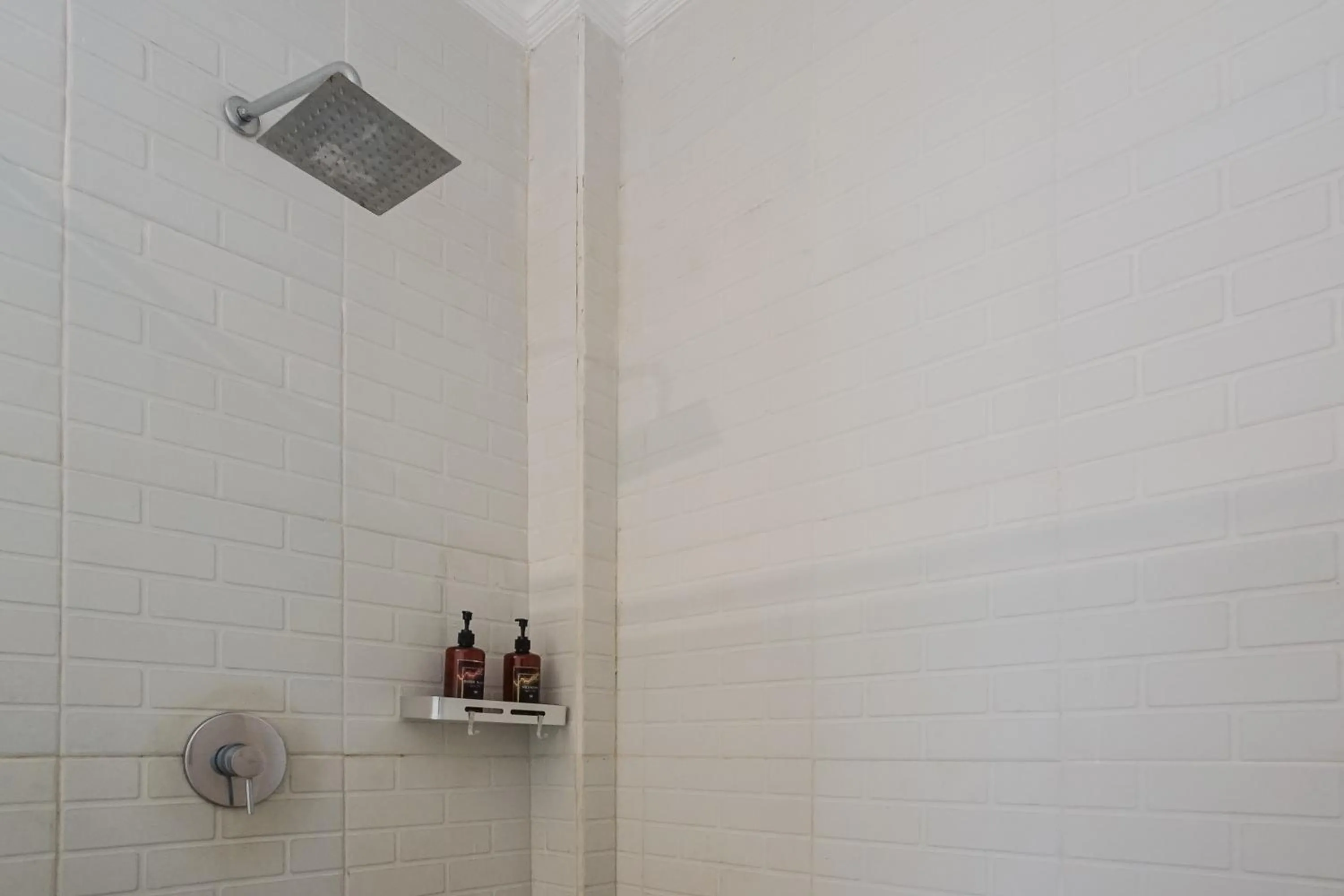 Bathroom in D'Meten Guest House Canggu