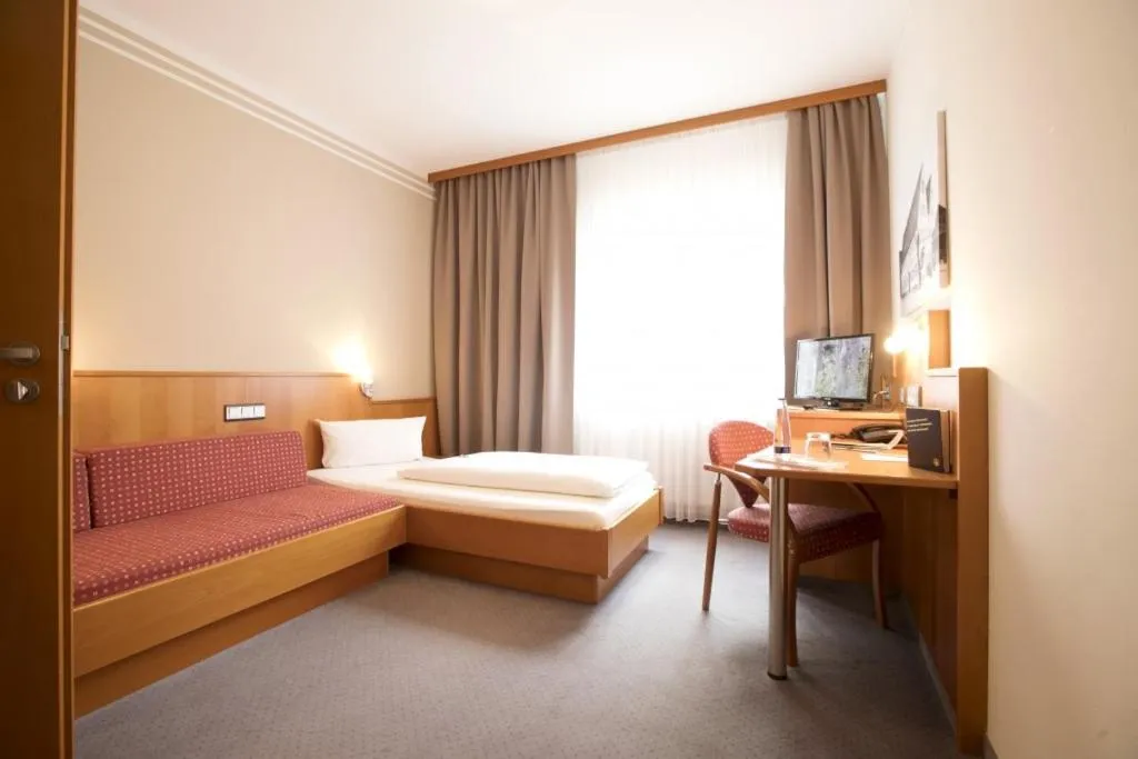 Bed in Neumaiers Hirsch -Gasthof und Landhotel