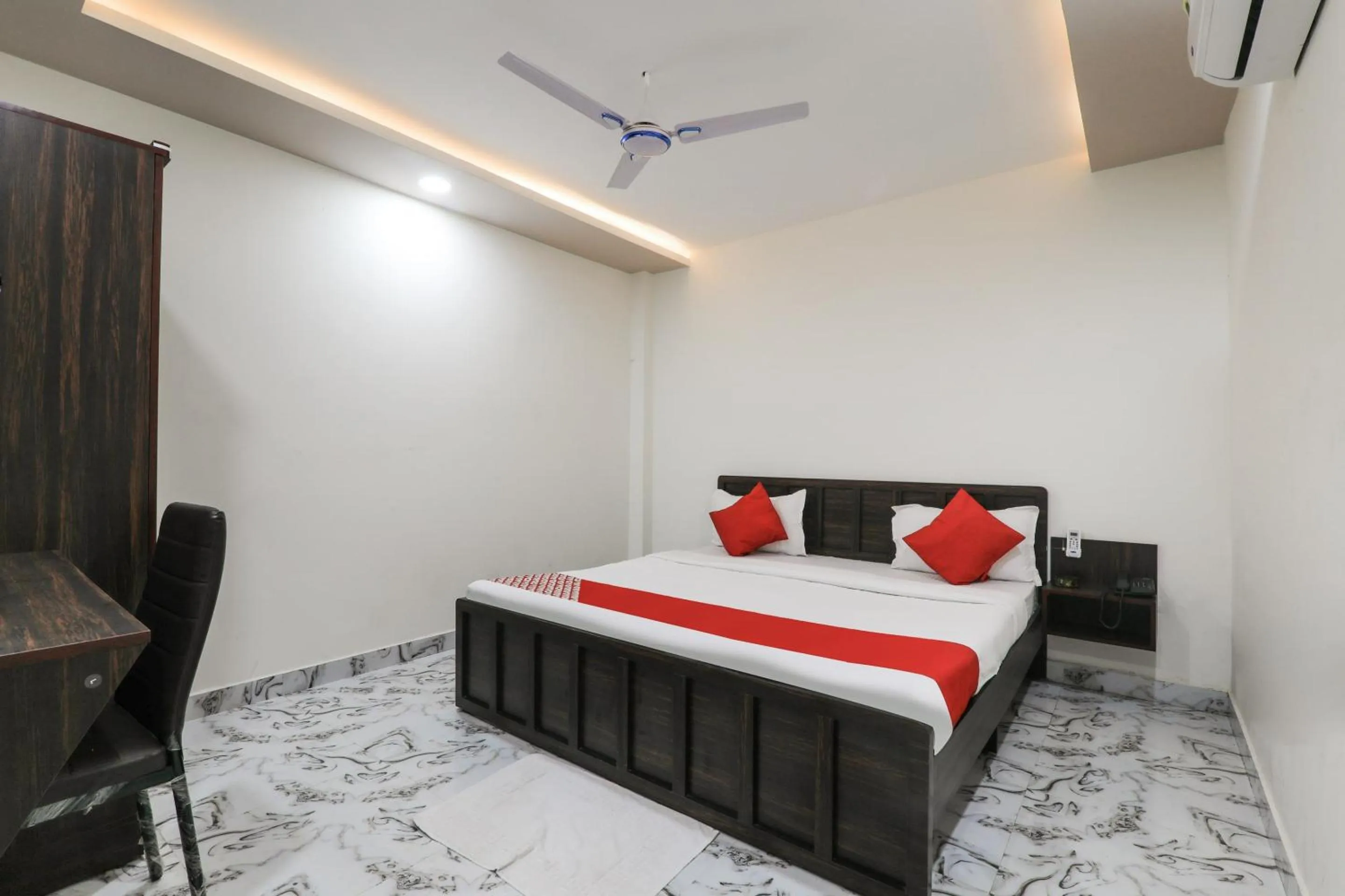 Bedroom, Bed in Super Hotel O Aastha Near Chaudhary Charan Singh International Airport