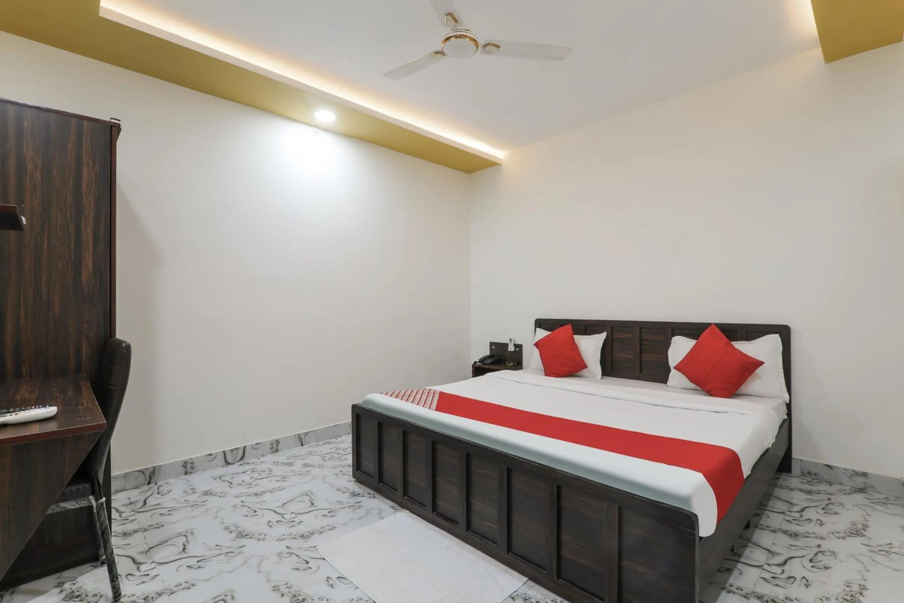 Bedroom, Bed in Super Hotel O Aastha Near Chaudhary Charan Singh International Airport