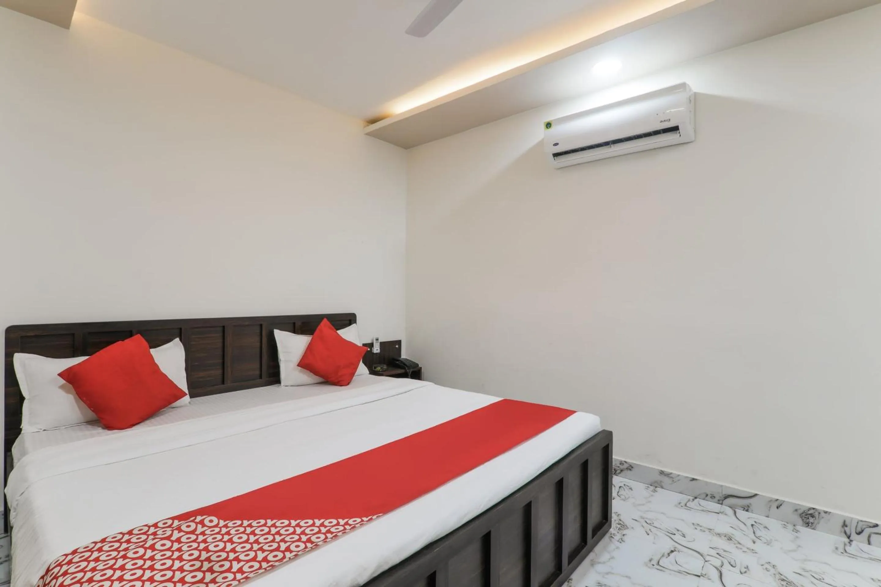 Bedroom, Bed in Super Hotel O Aastha Near Chaudhary Charan Singh International Airport