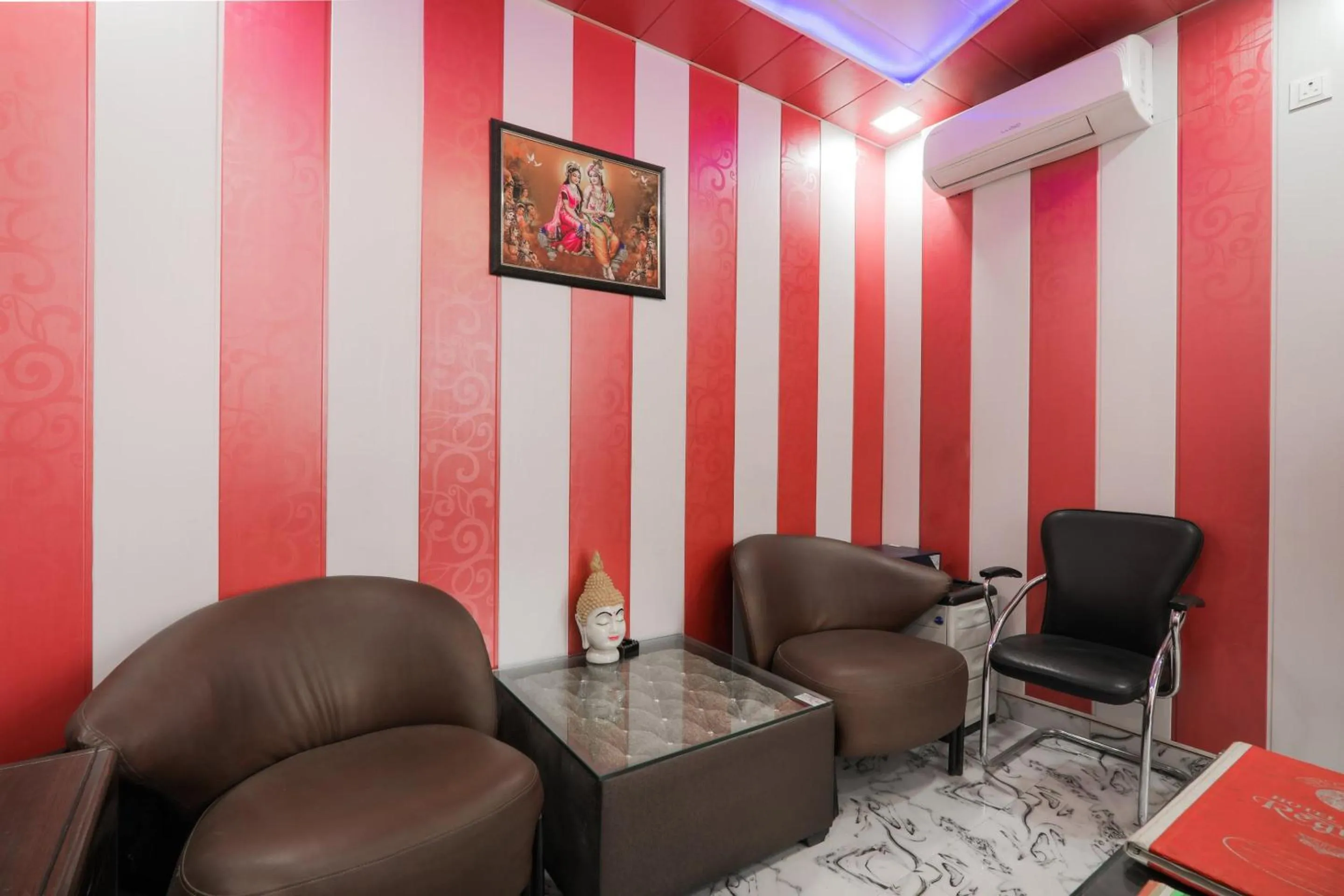 Lobby or reception in Super Hotel O Aastha Near Chaudhary Charan Singh International Airport