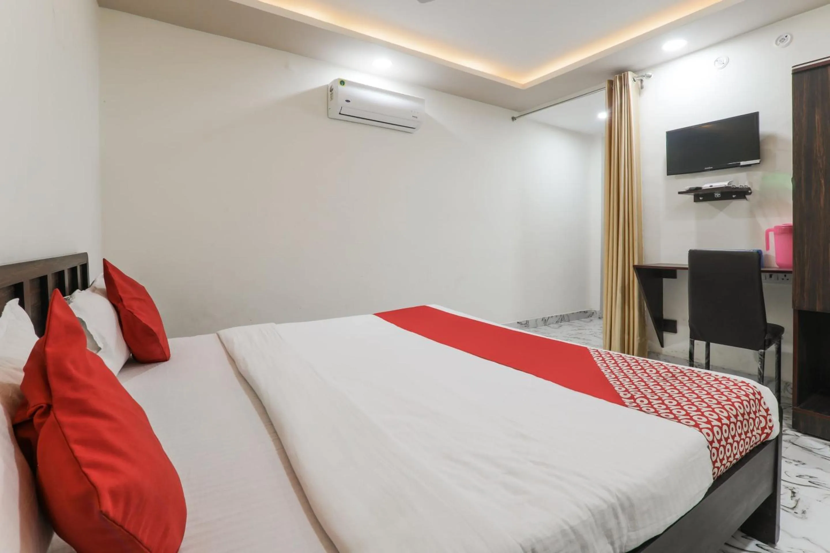 Bedroom, Bed in Super Hotel O Aastha Near Chaudhary Charan Singh International Airport