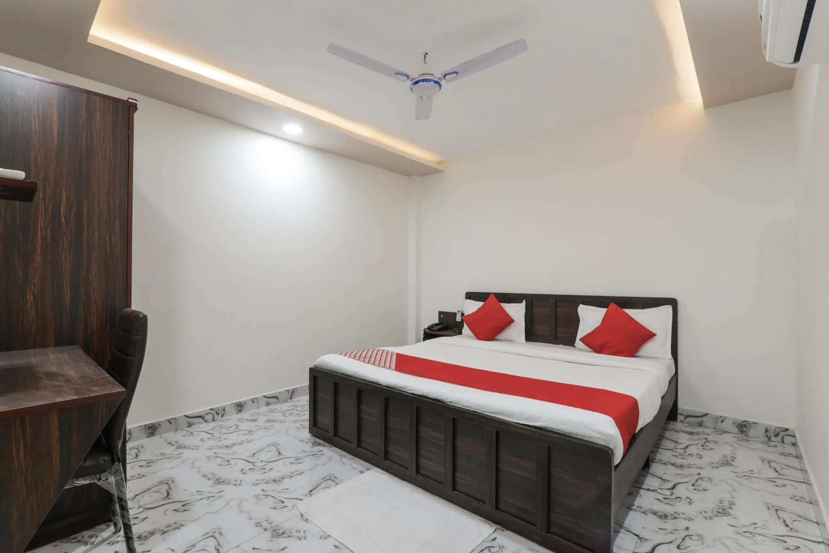 Bedroom, Bed in Super Hotel O Aastha Near Chaudhary Charan Singh International Airport