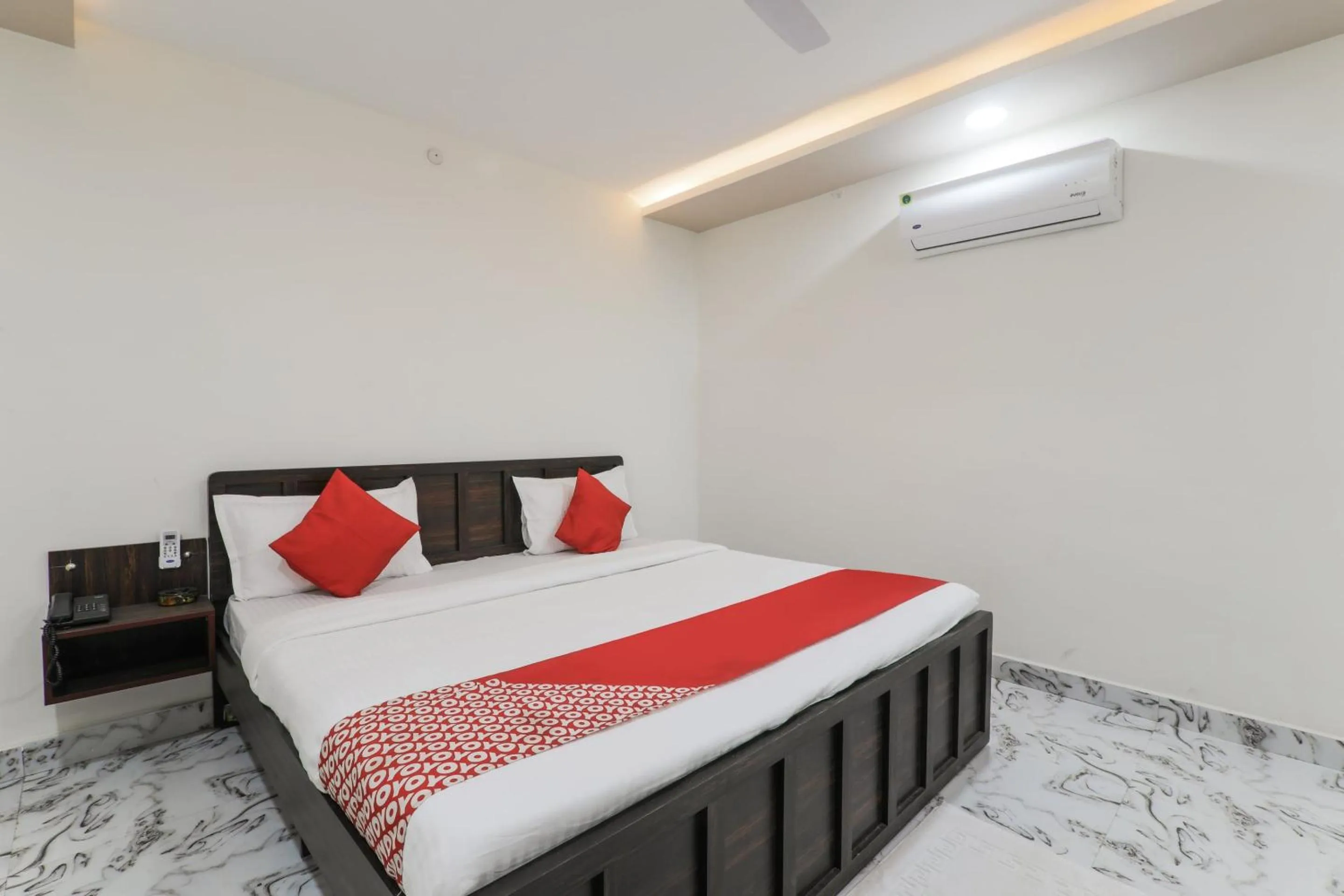 Bedroom, Bed in Super Hotel O Aastha Near Chaudhary Charan Singh International Airport