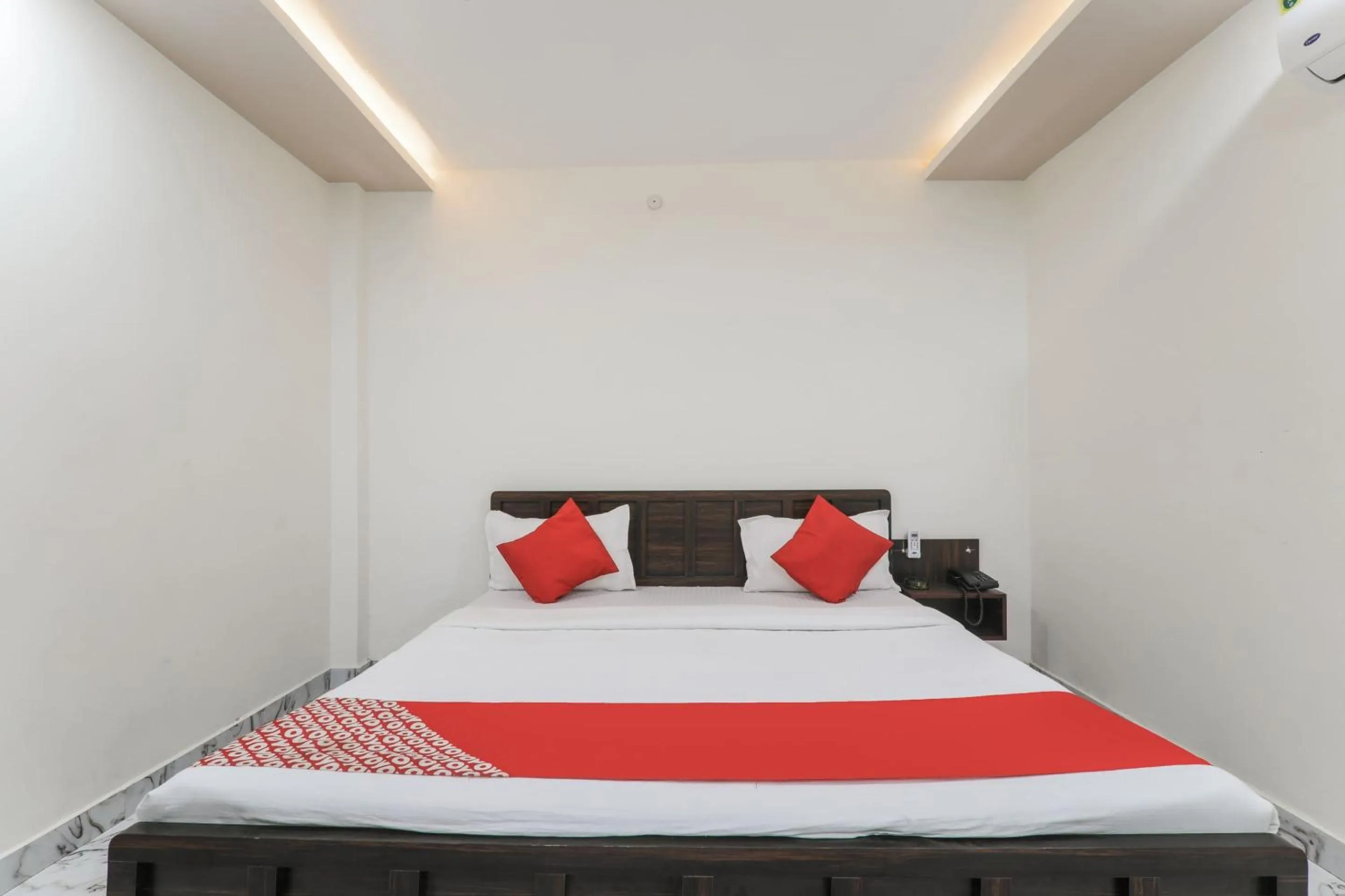 Bedroom, Bed in Super Hotel O Aastha Near Chaudhary Charan Singh International Airport