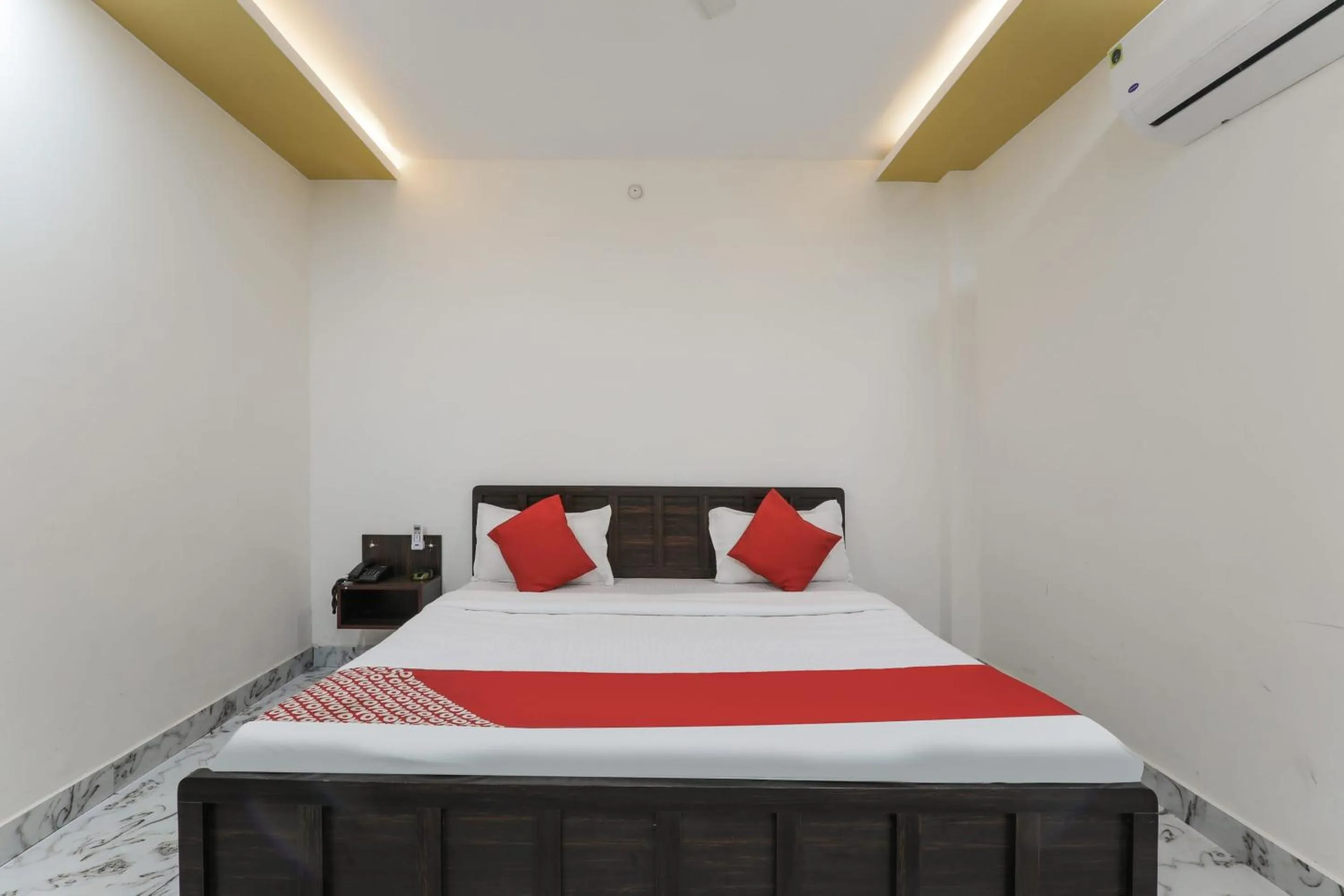 Bedroom, Bed in Super Hotel O Aastha Near Chaudhary Charan Singh International Airport