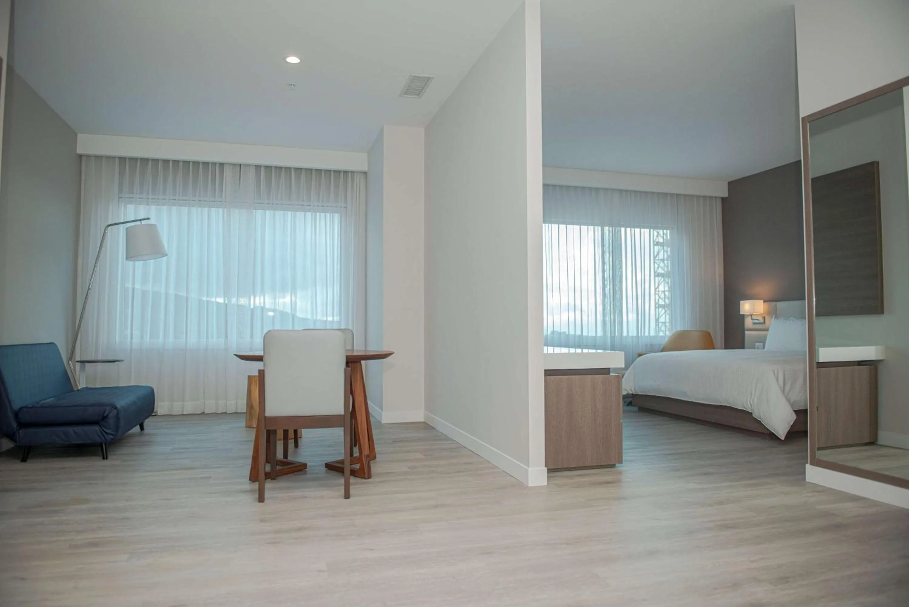 Living room, Bed in Hilton Garden Inn Santa Ana, San Jose