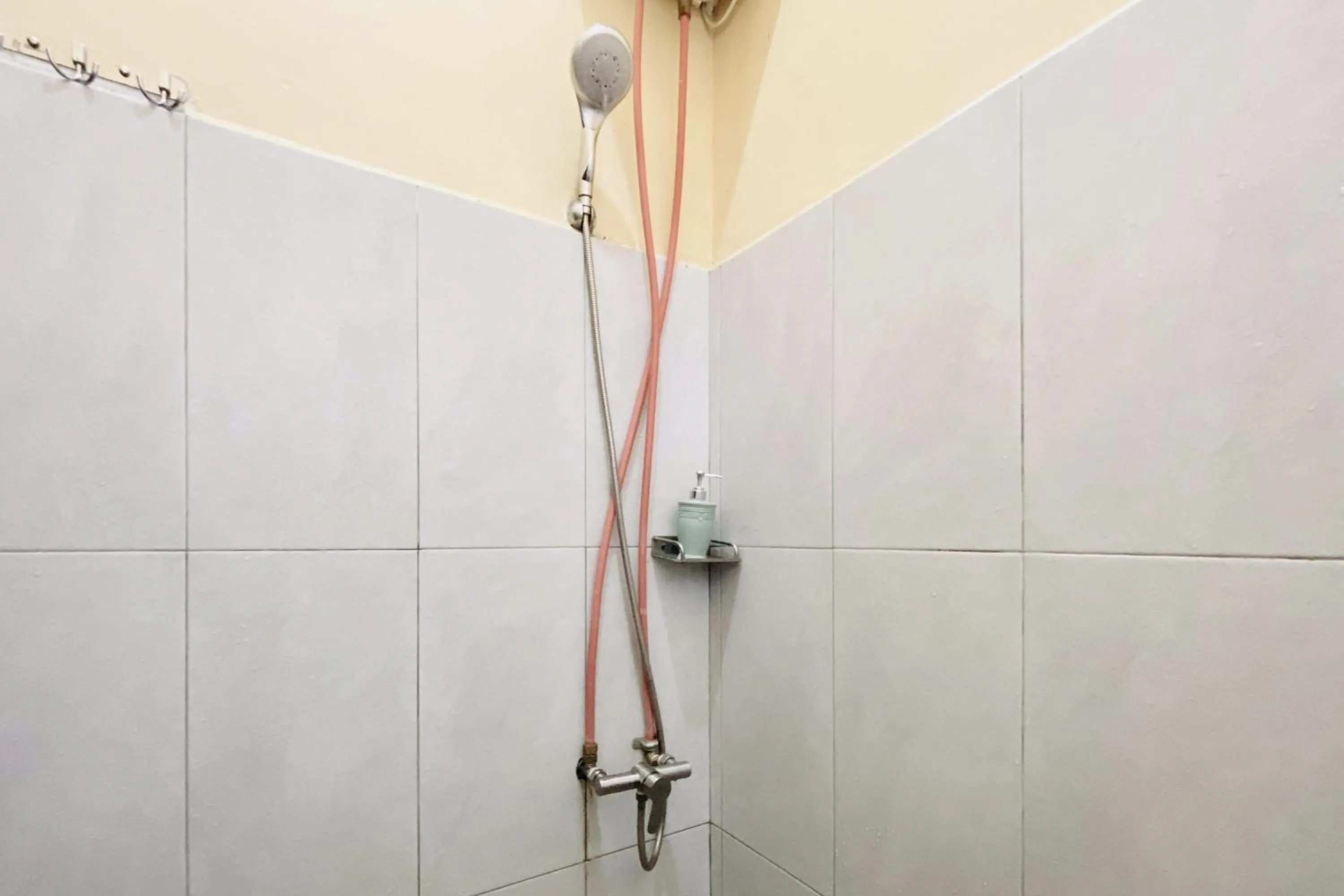 Bathroom in RedDoorz at Sonya Homestay Tebing Tinggi