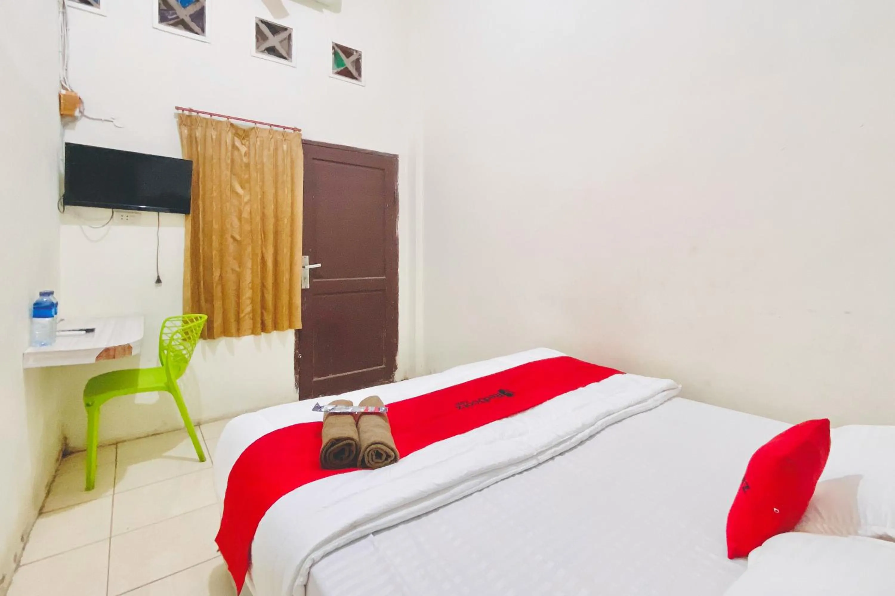 Bedroom, Bed in RedDoorz at Sonya Homestay Tebing Tinggi