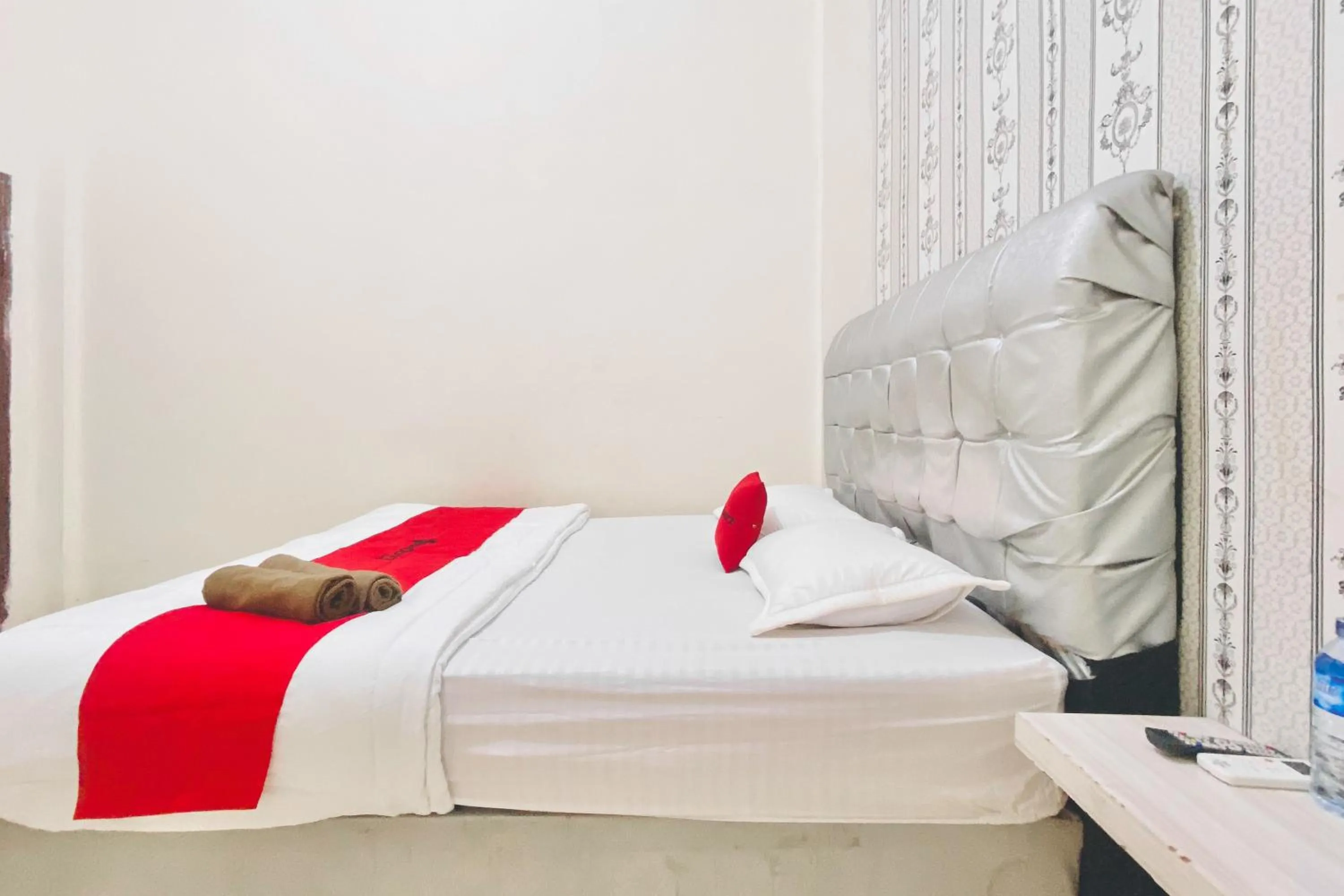 Bedroom, Bed in RedDoorz at Sonya Homestay Tebing Tinggi