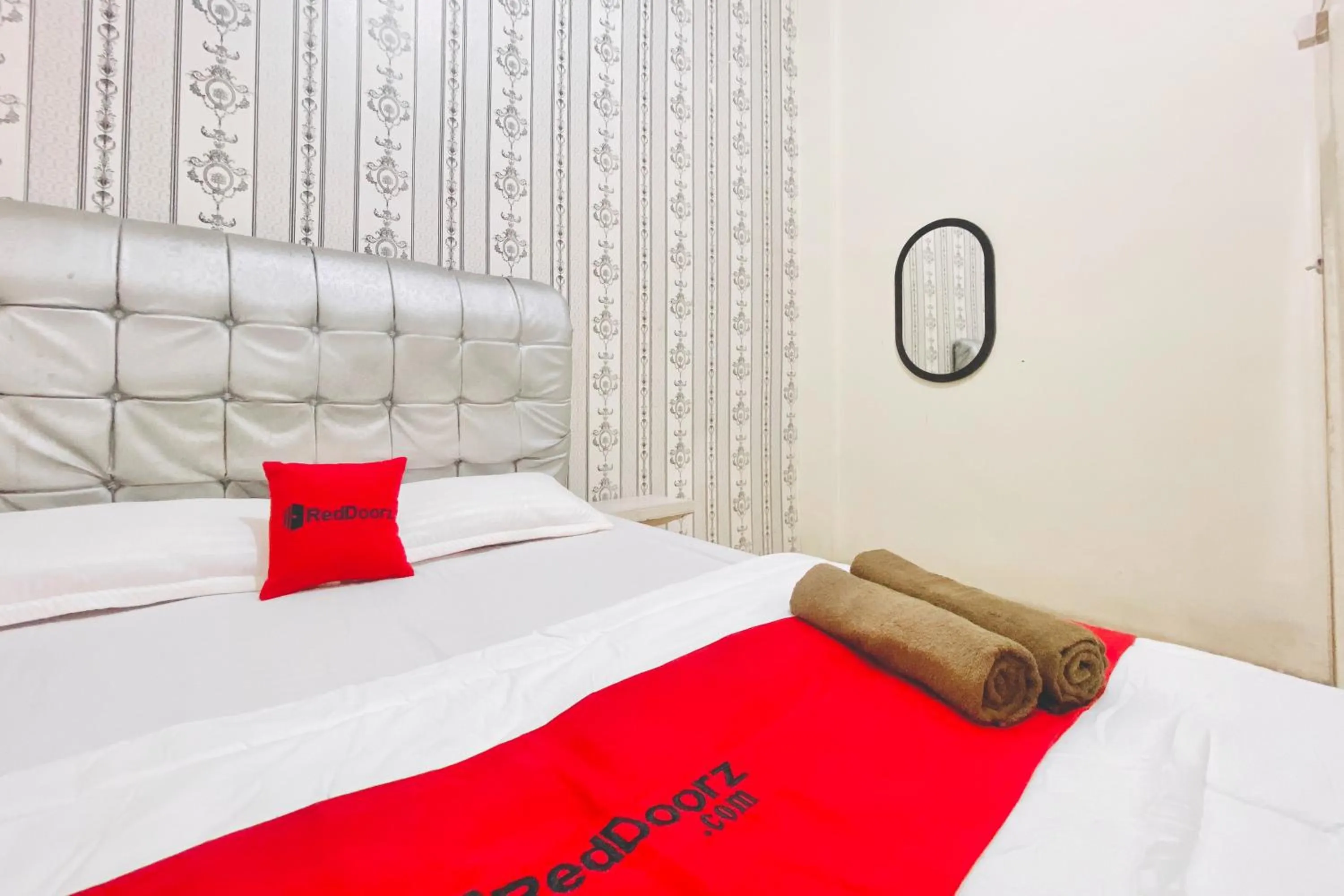 Bedroom, Bed in RedDoorz at Sonya Homestay Tebing Tinggi