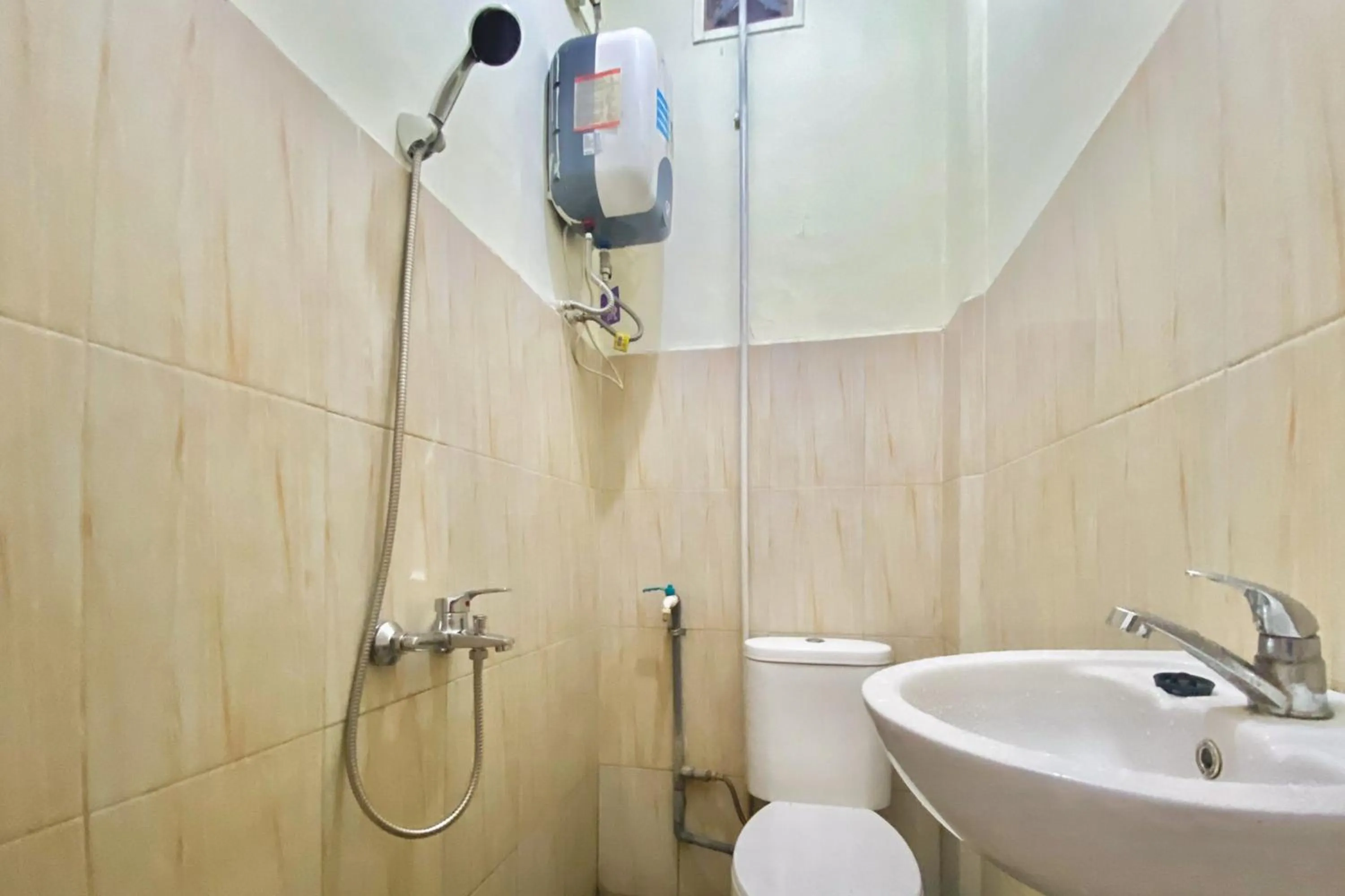 Bathroom in RedDoorz at Sonya Homestay Tebing Tinggi