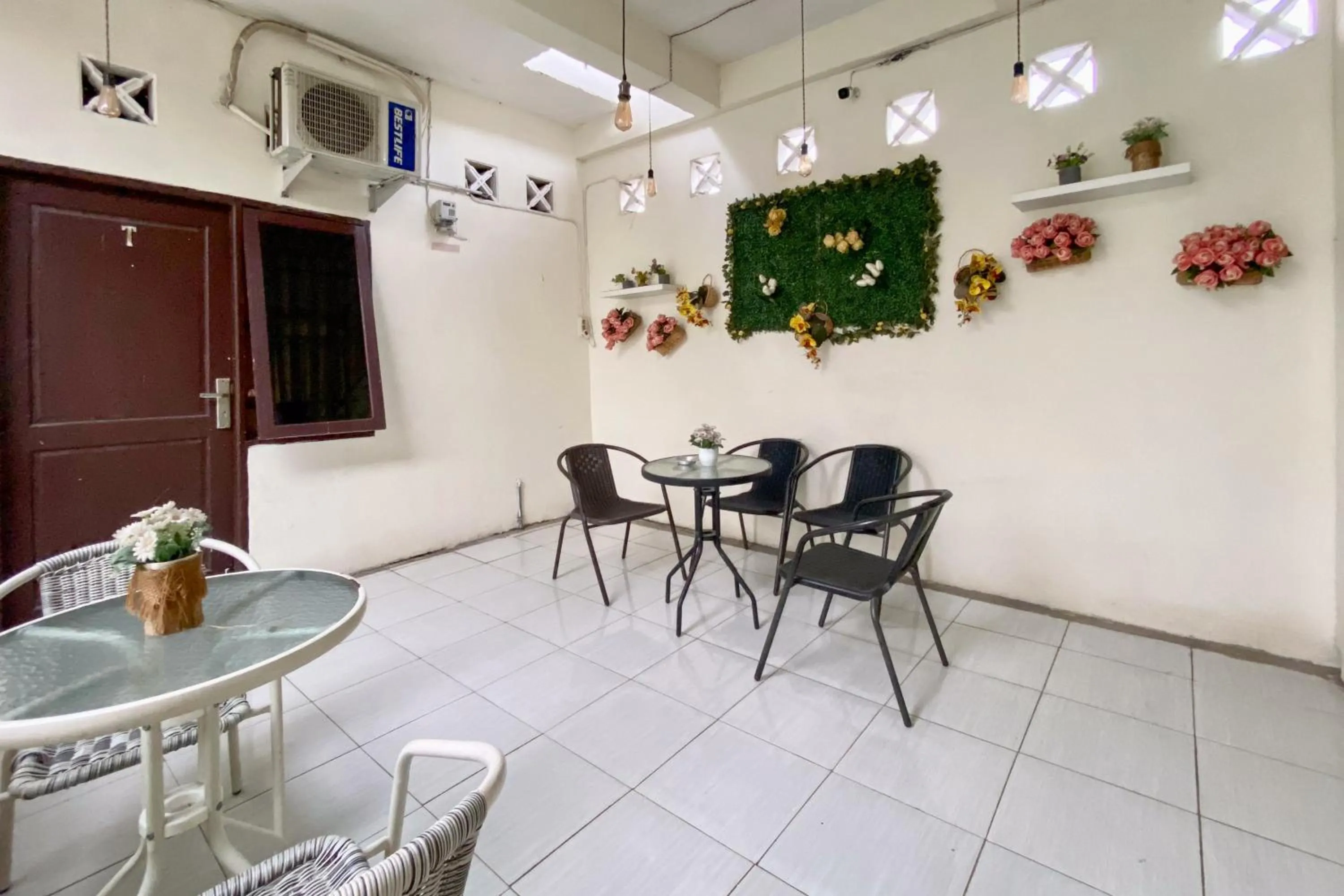 Seating area in RedDoorz at Sonya Homestay Tebing Tinggi