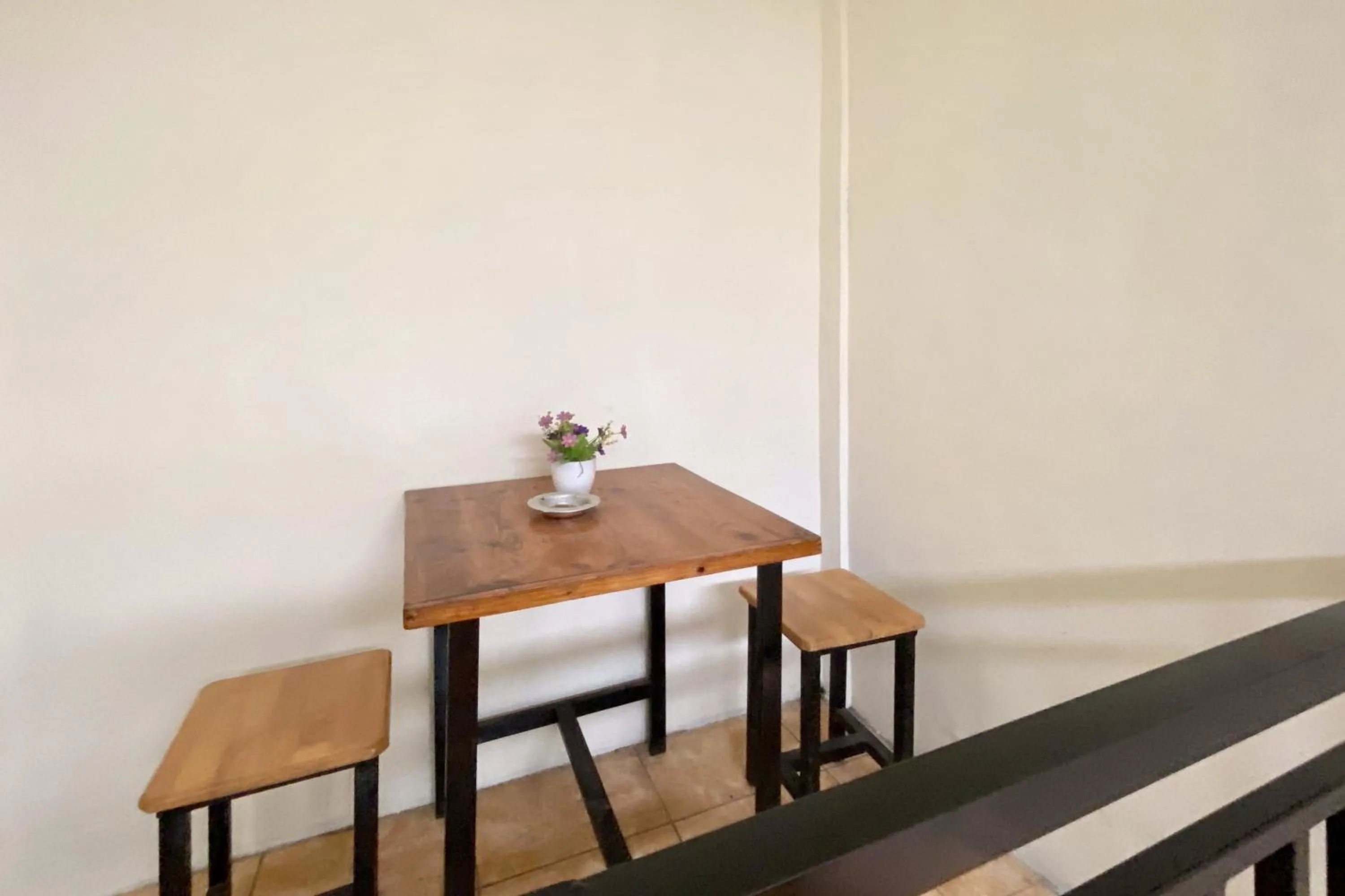 Seating area in RedDoorz at Sonya Homestay Tebing Tinggi