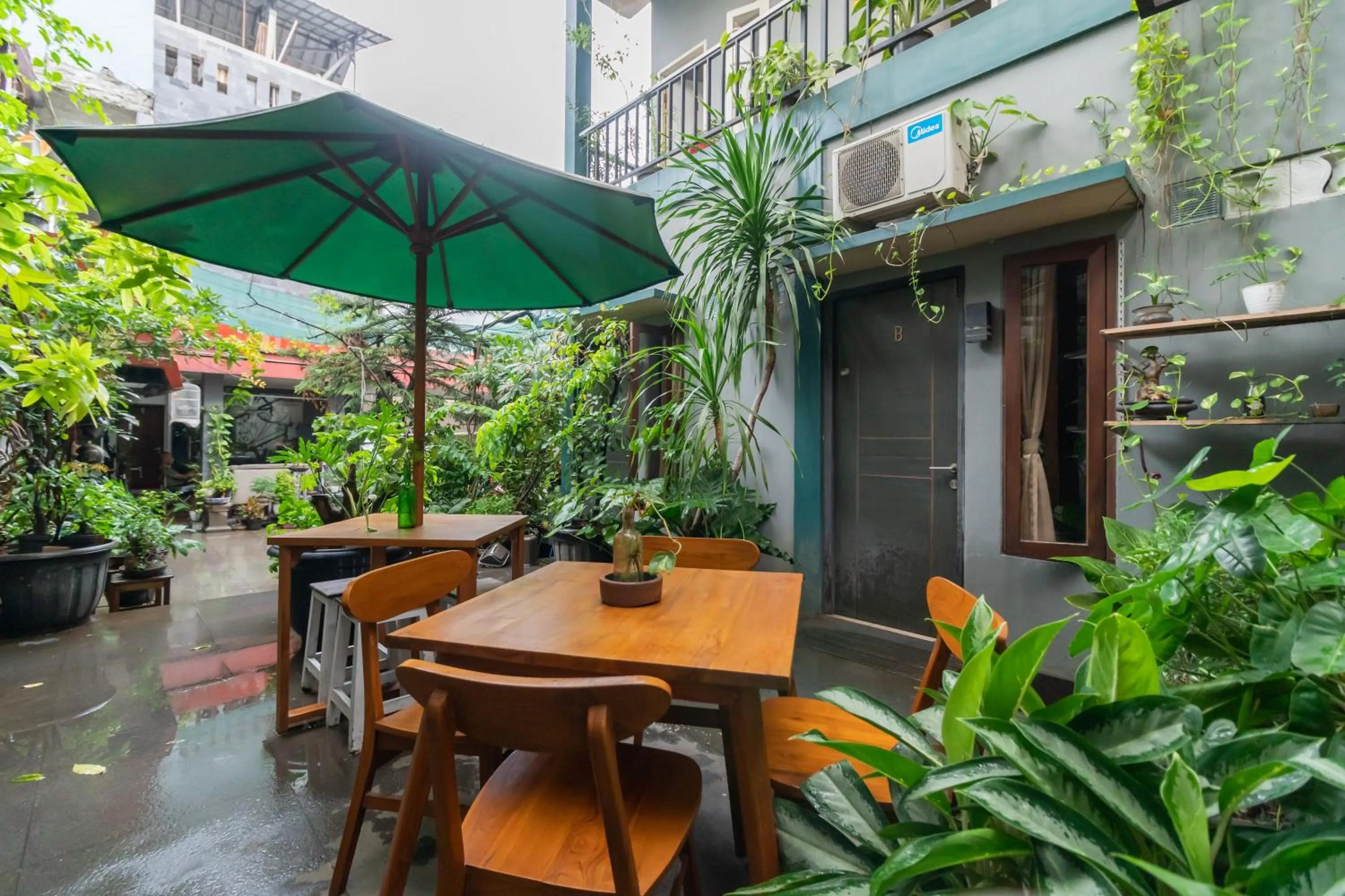 Patio in Safaraz Garden near Galaxy Bekasi Mitra RedDoorz