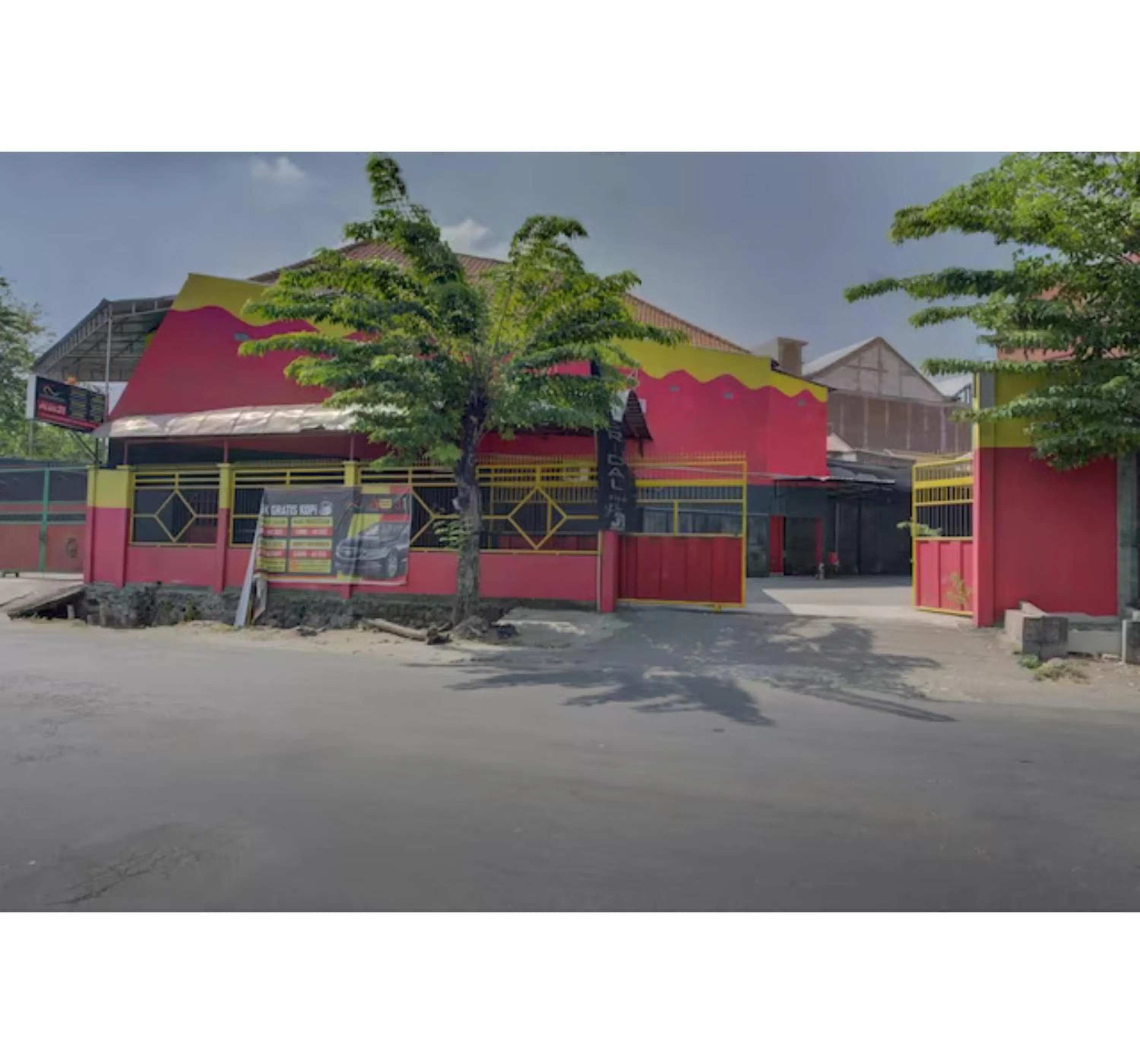 Property building in Capital O 3198 Sukomanunggal Inn