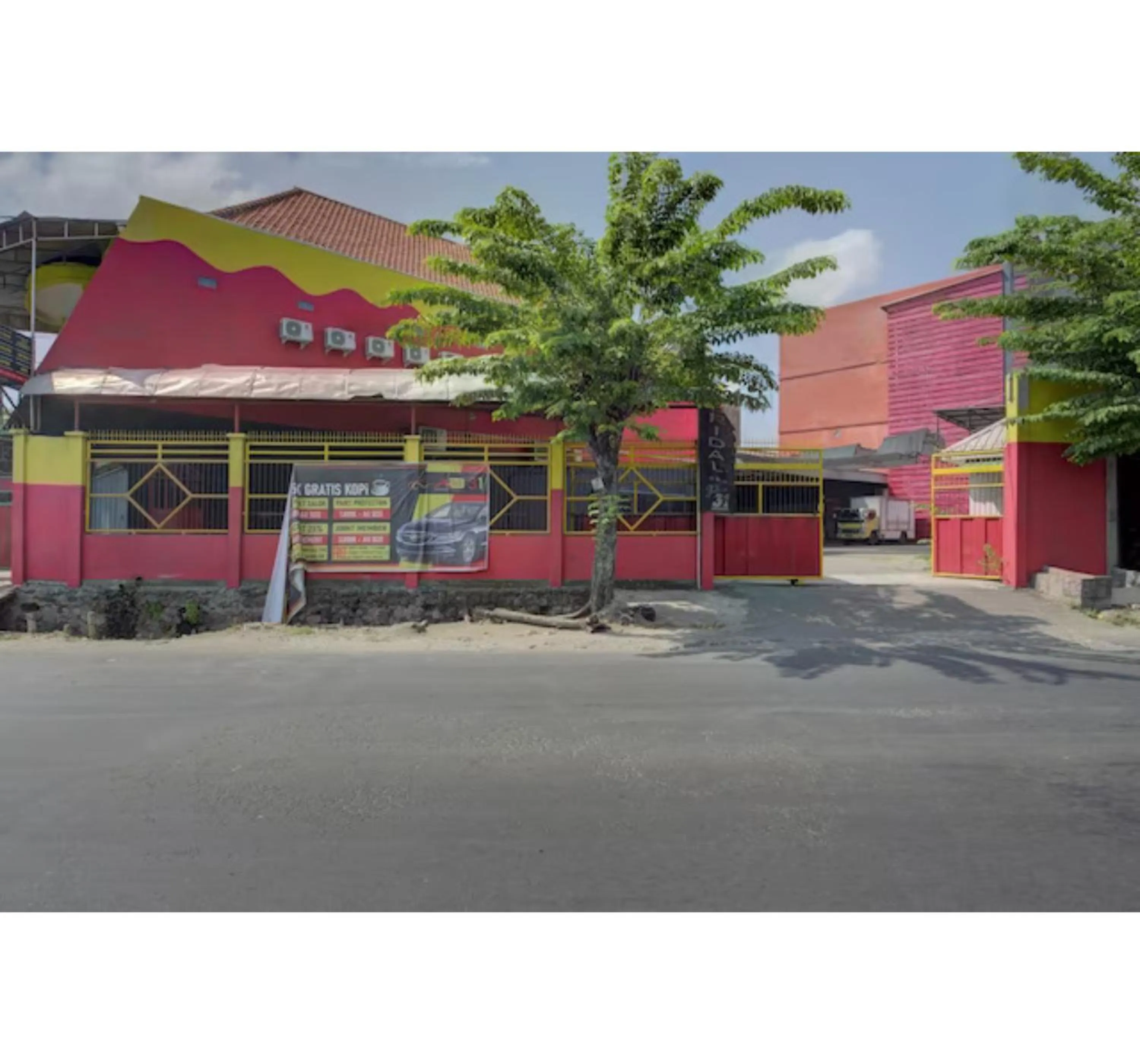 Facade/entrance in Capital O 3198 Sukomanunggal Inn