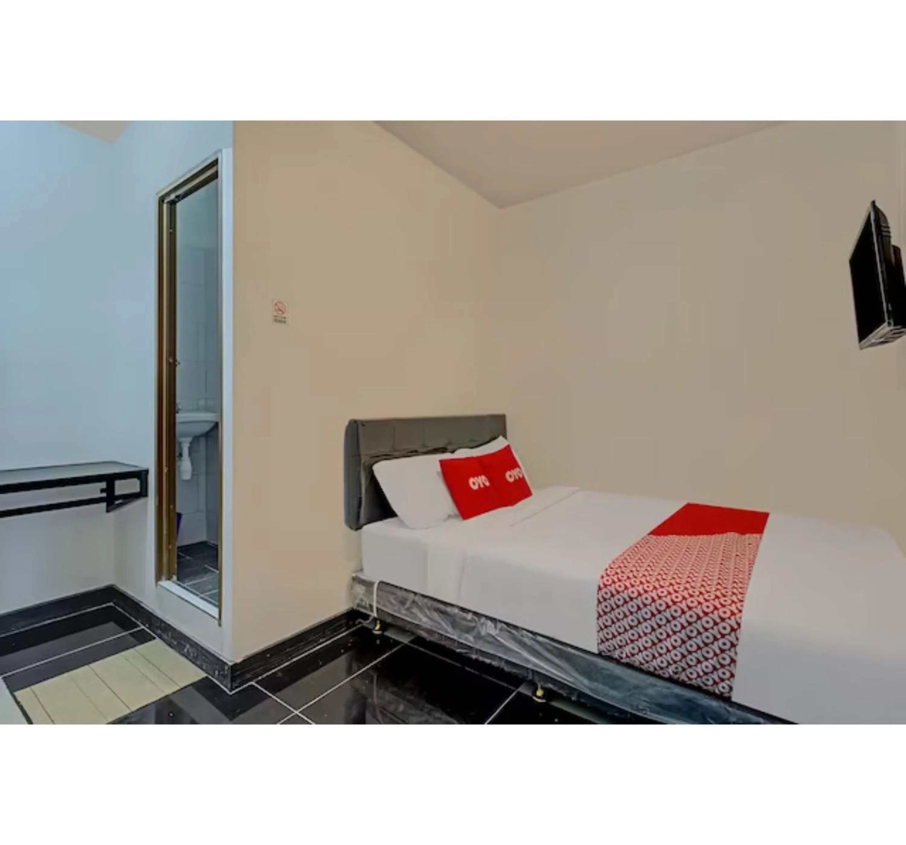 Bathroom, Bed in Capital O 3198 Sukomanunggal Inn