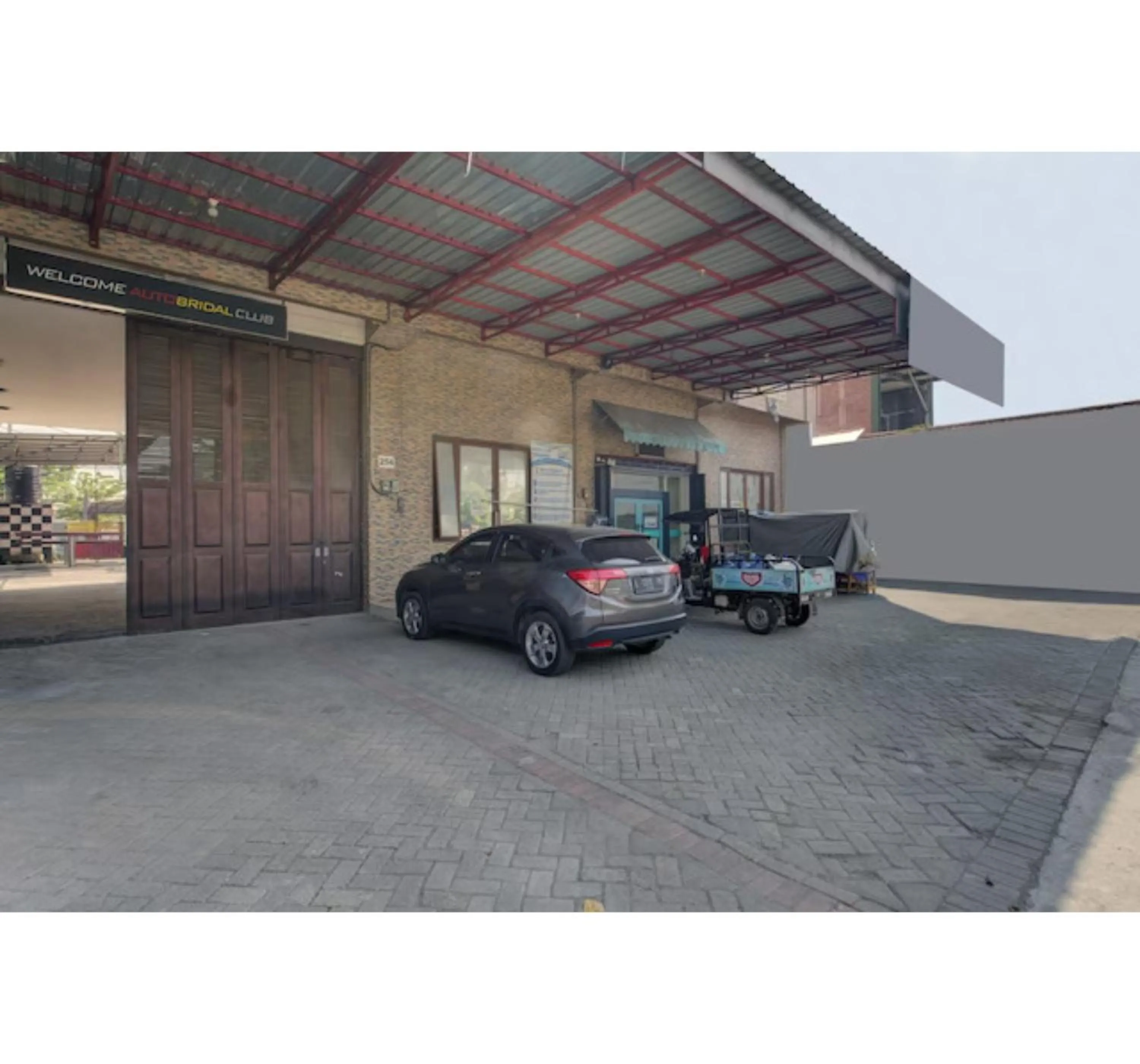 Facade/entrance in Capital O 3198 Sukomanunggal Inn