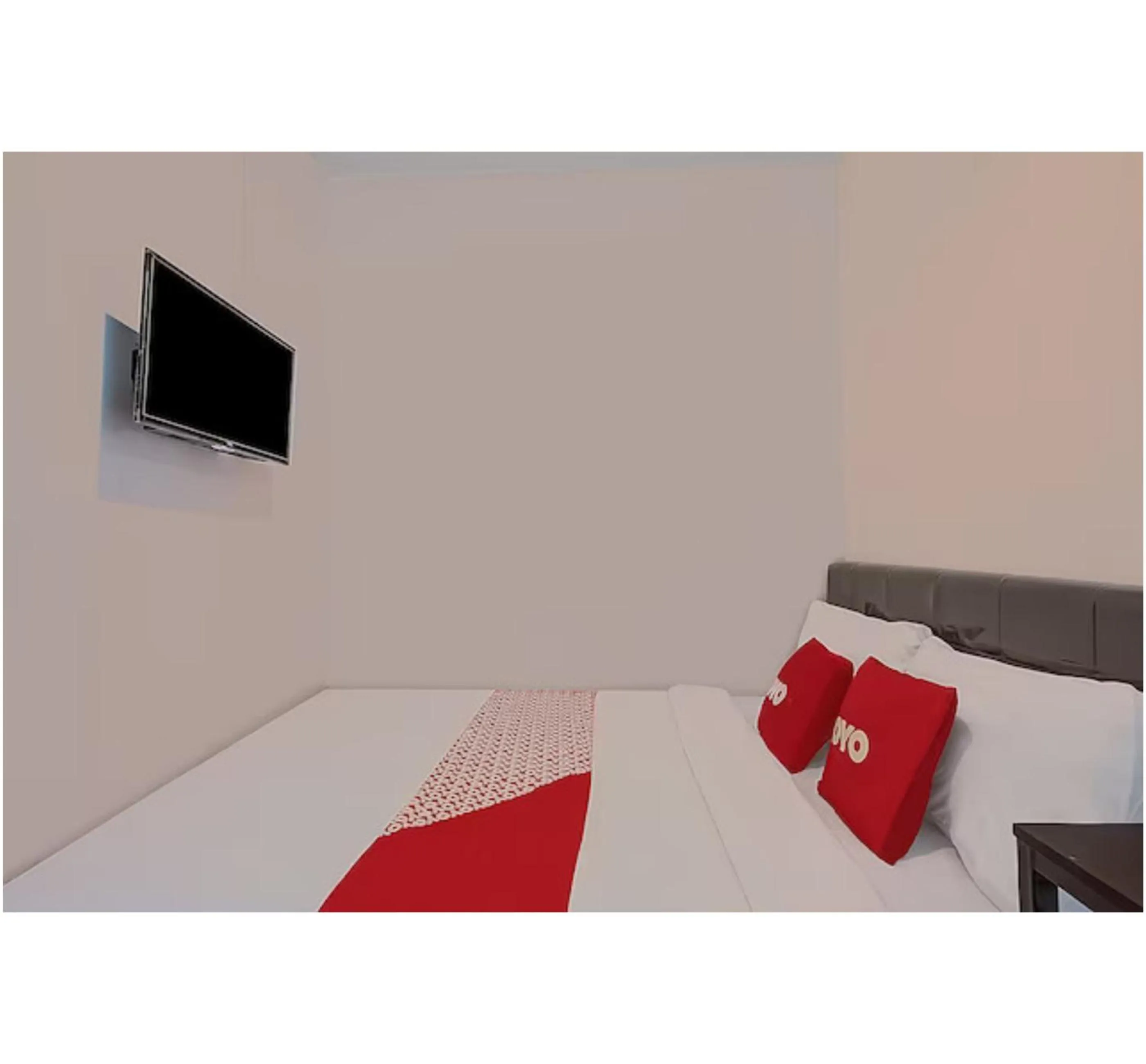 Bedroom, Bed in Capital O 3198 Sukomanunggal Inn