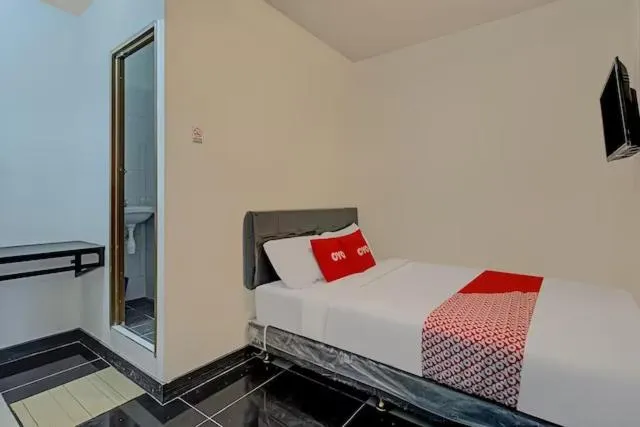 Deluxe Double Room in Capital O 3198 Sukomanunggal Inn