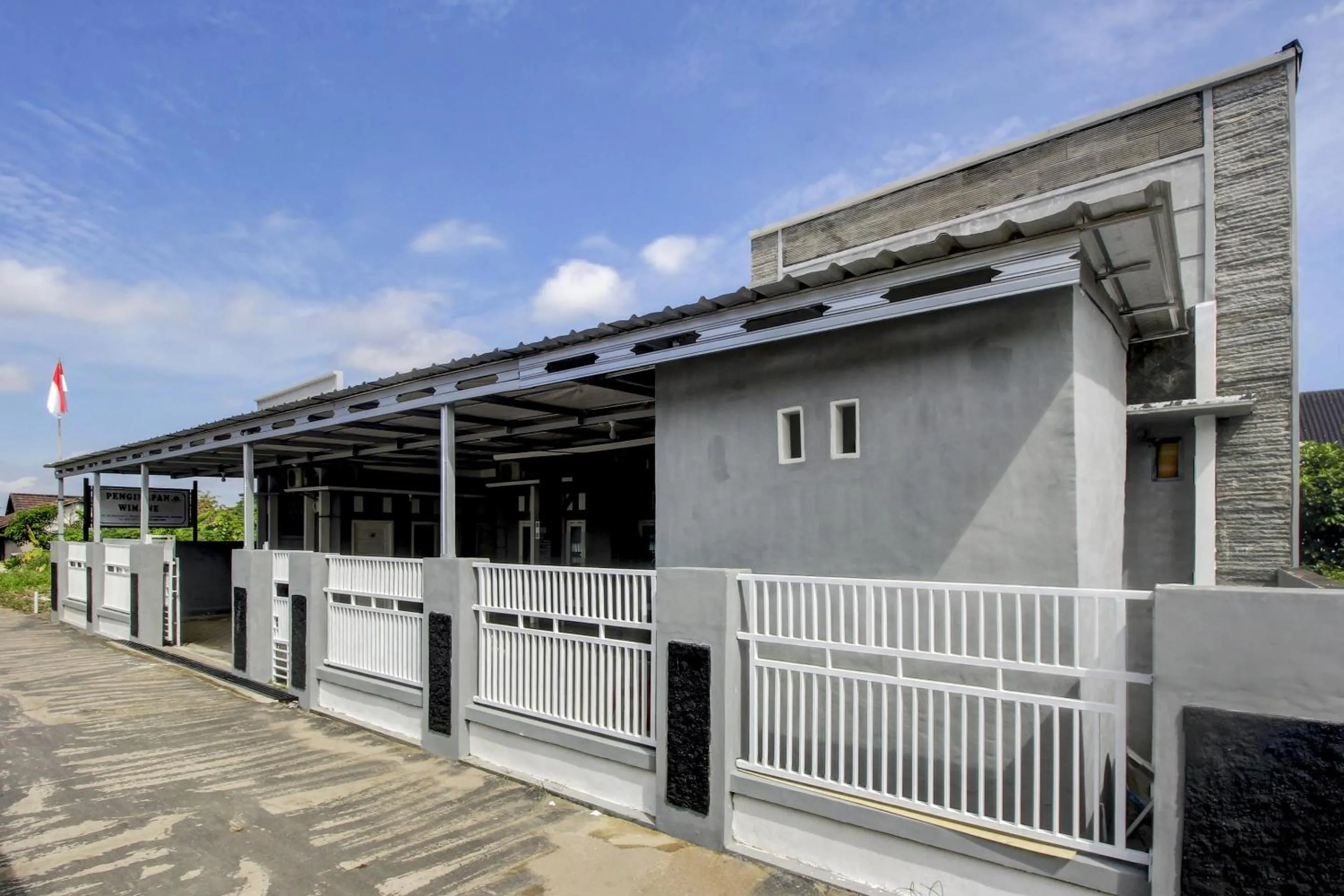 Facade/entrance in OYO Life 3415 Penginapan Wimane