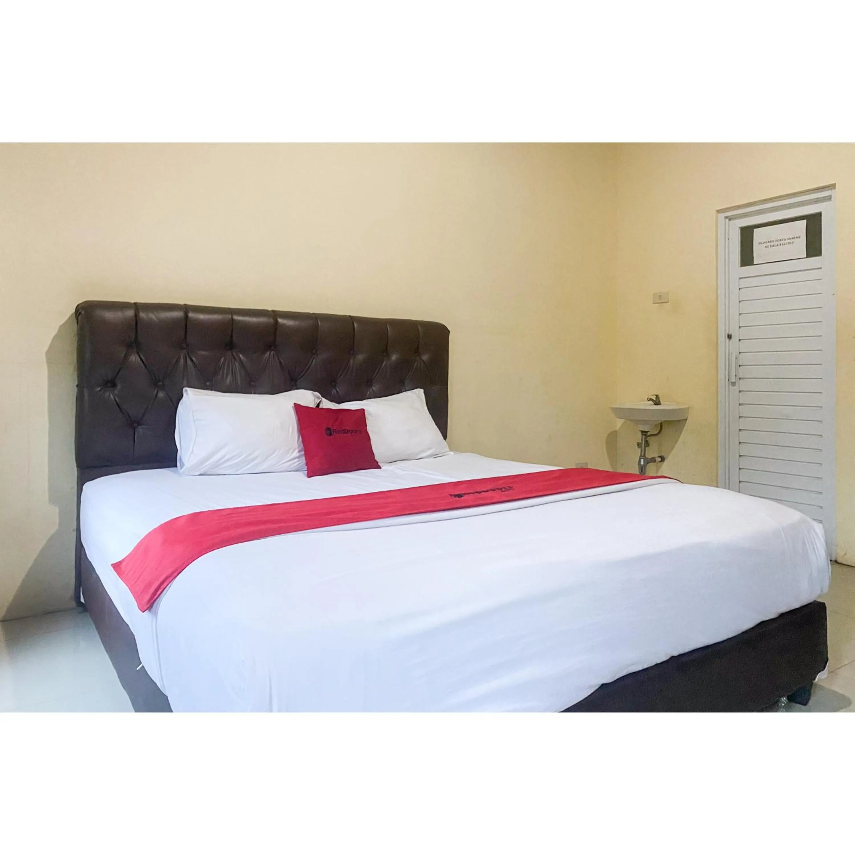 Bedroom, Bed in OYO Life 3365 Griya Nusantara Syariah