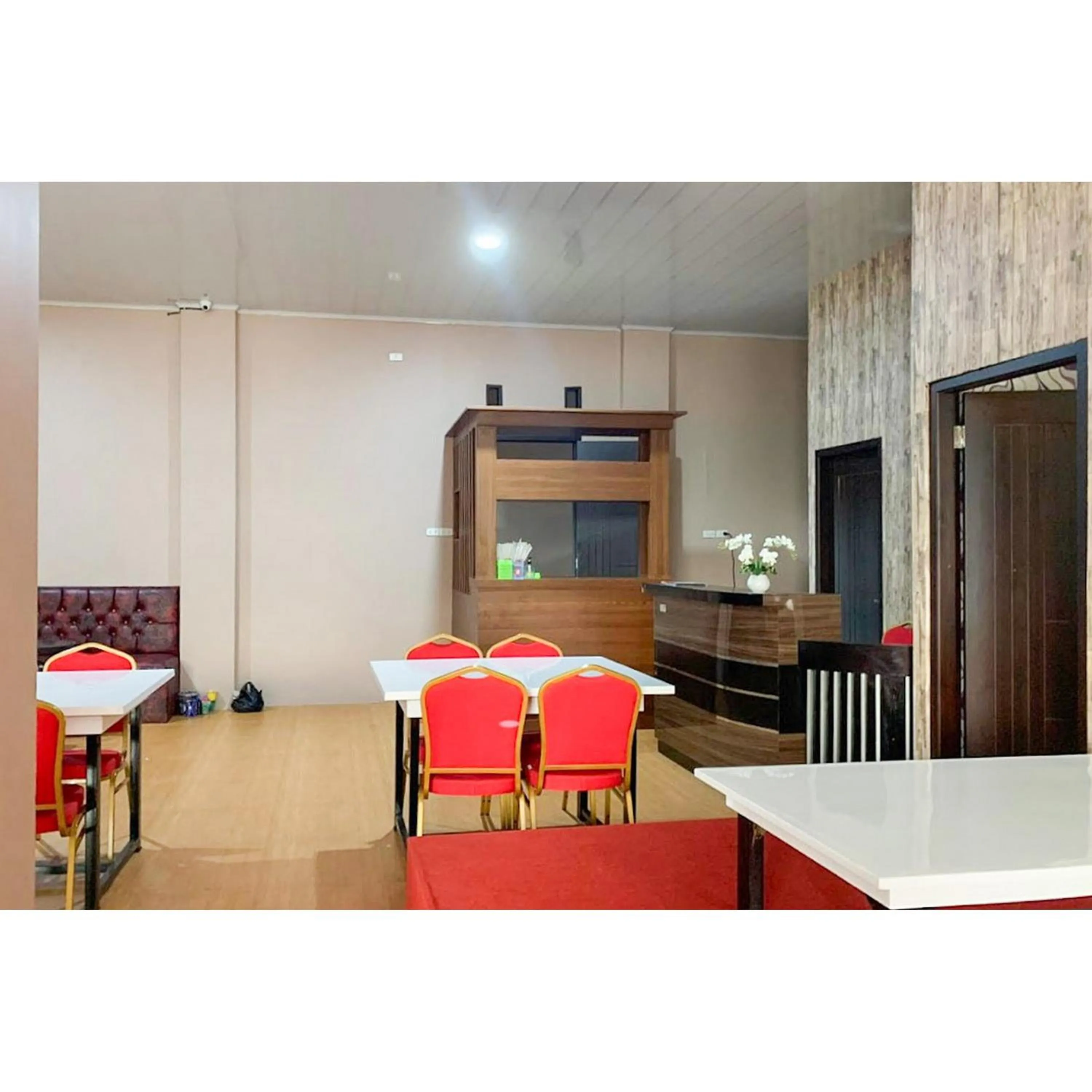 Seating area, Restaurant/Places to Eat in OYO Life 3365 Griya Nusantara Syariah