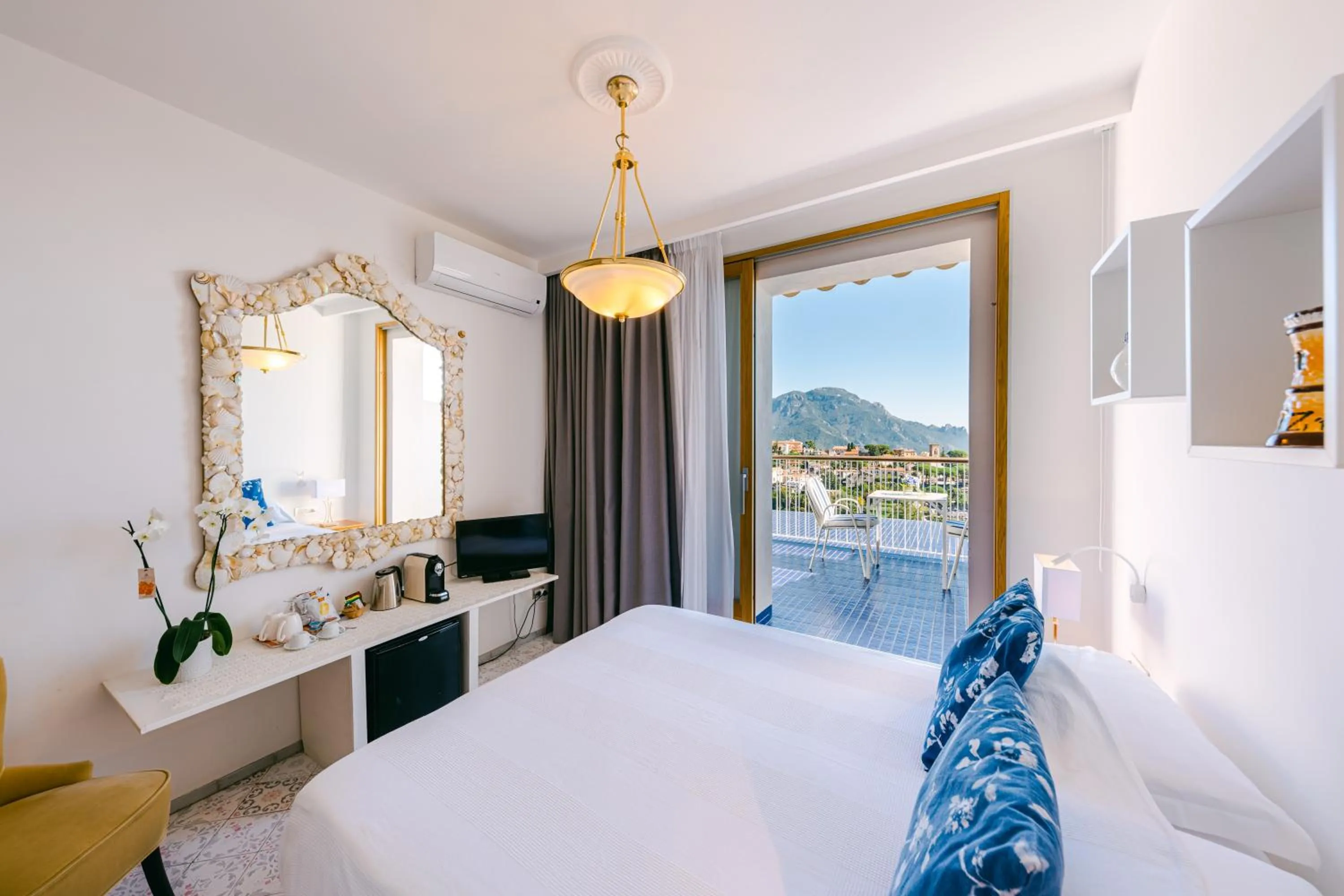 Photo of the whole room, Bed in HOTEL ZI'NTONIO