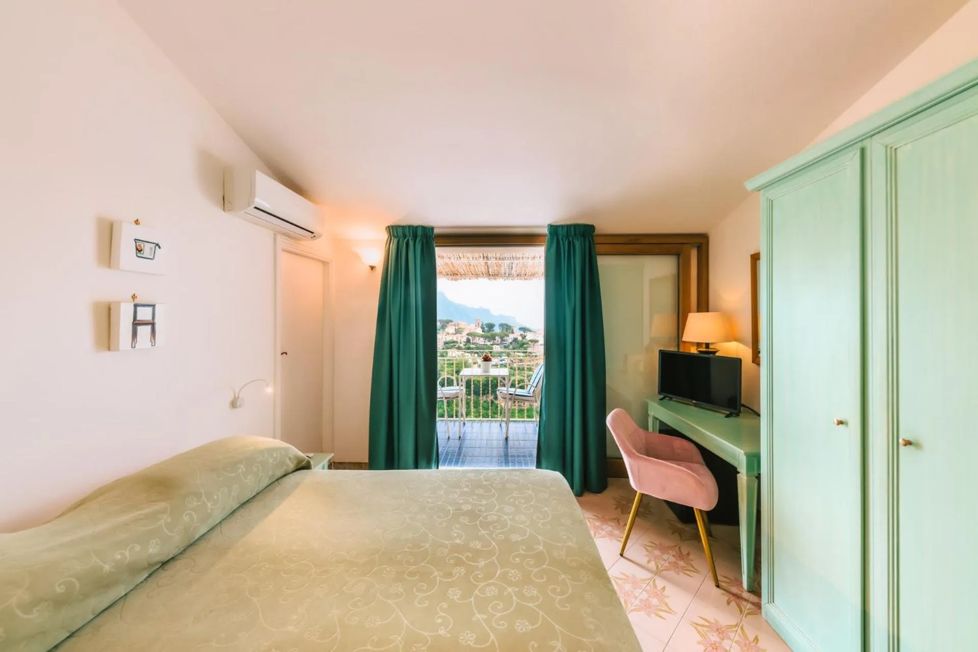 Photo of the whole room, Bed in HOTEL ZI'NTONIO