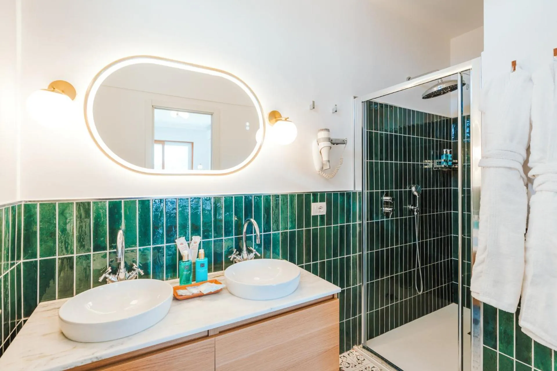 Shower in HOTEL ZI'NTONIO