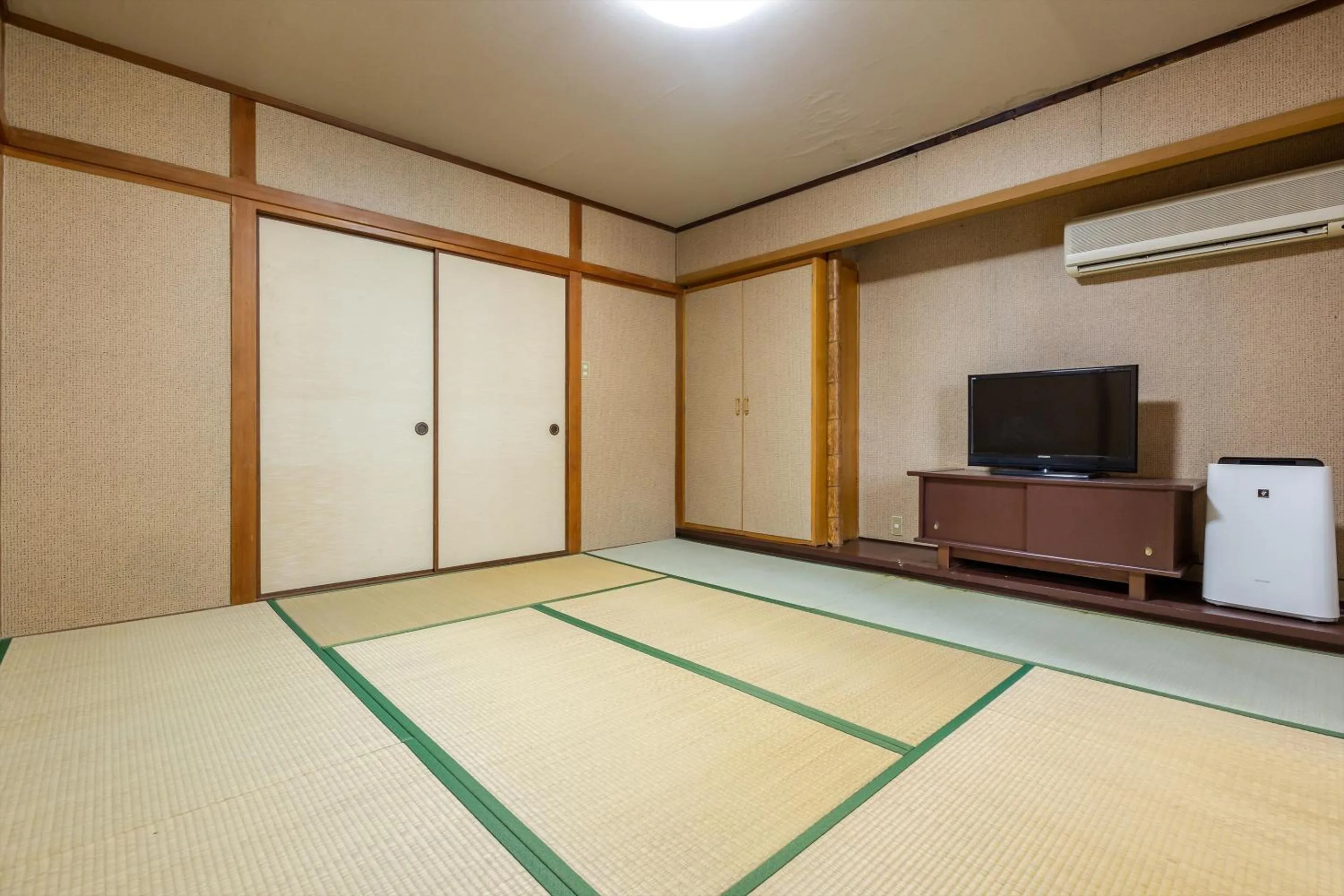 Bedroom, TV/Entertainment Center in Tabist Spa Yubara Okayama Yubaraonsen
