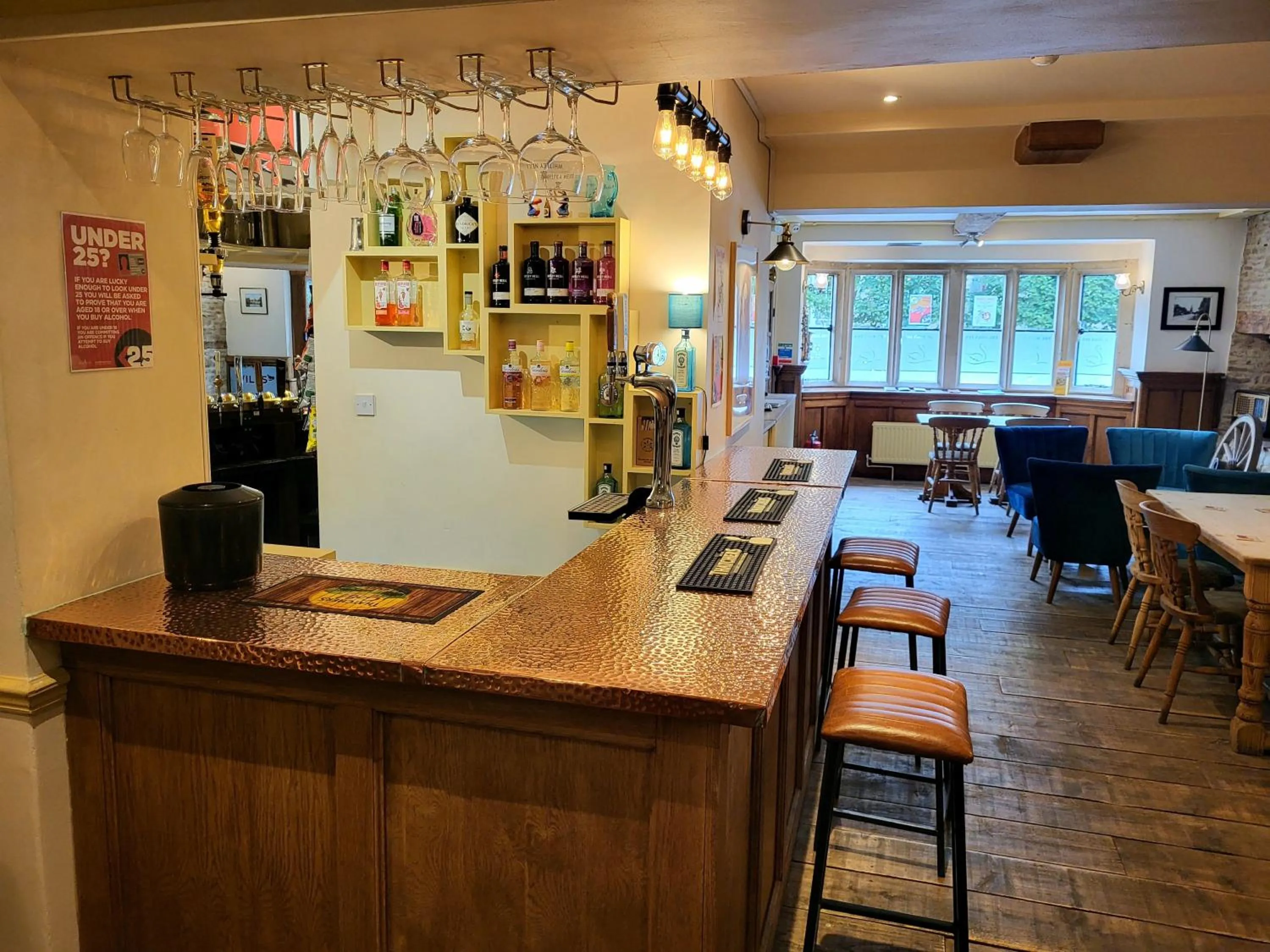 Lounge or bar in Swan Inn Lechlade
