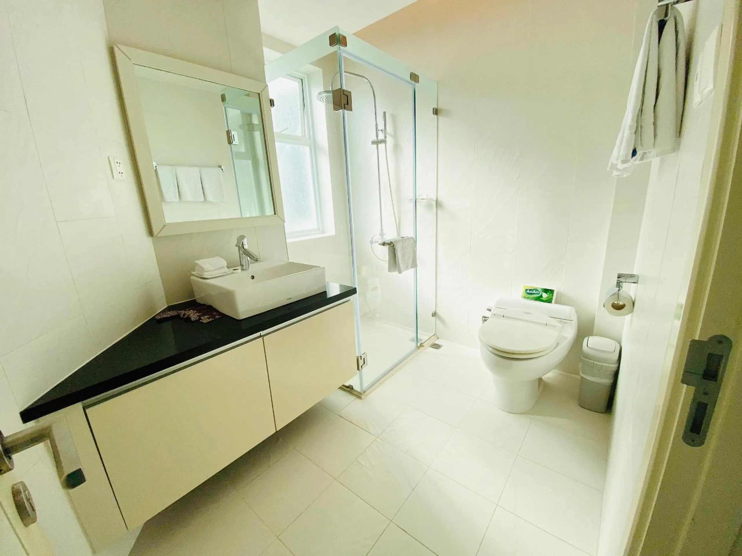 Toilet in GLENWOOD APARTMENT