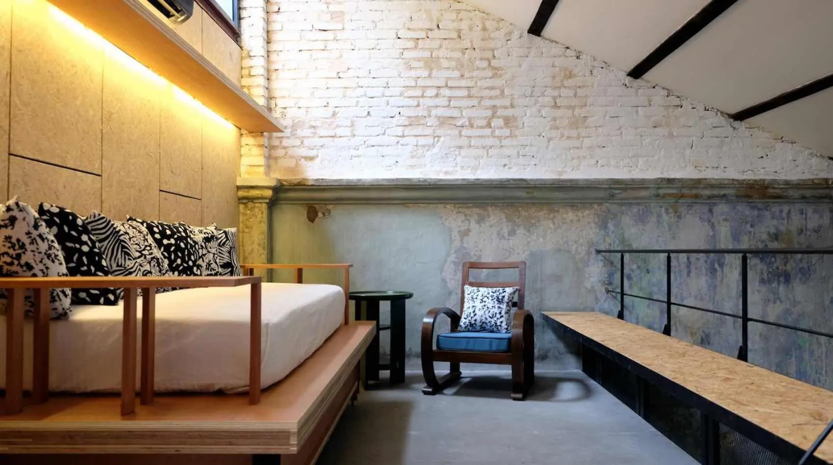 Seating area, Bed in Belakang KongHeng By DreamScape