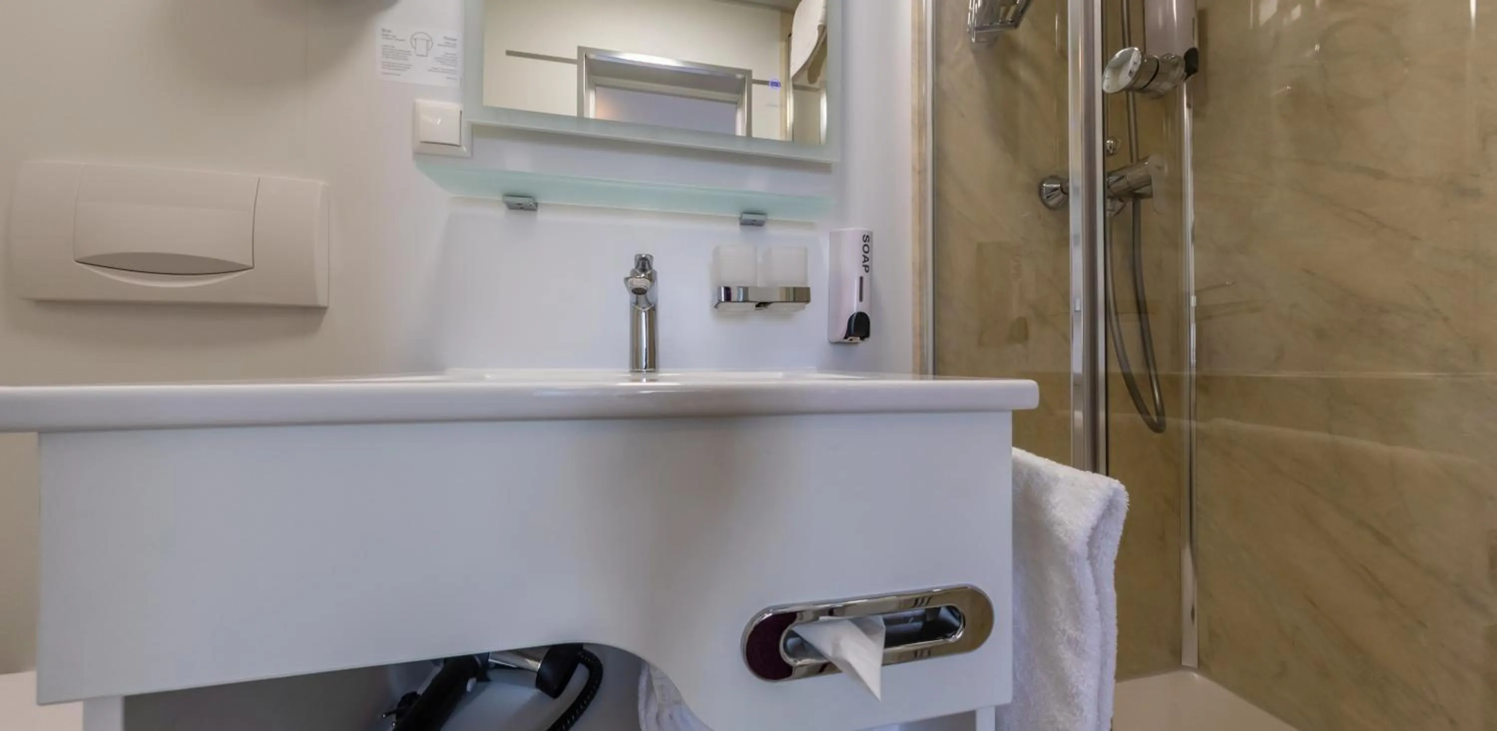 Shower in Hotel Löwen