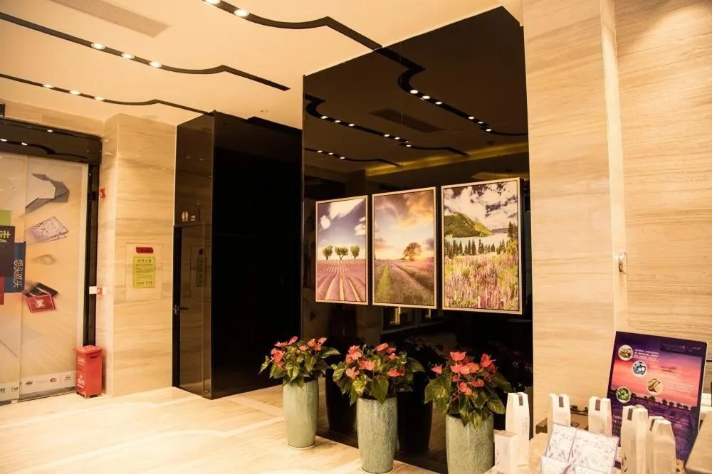 Lavande Hotels·Shenzhen North Railway Station Bantian Metro Station