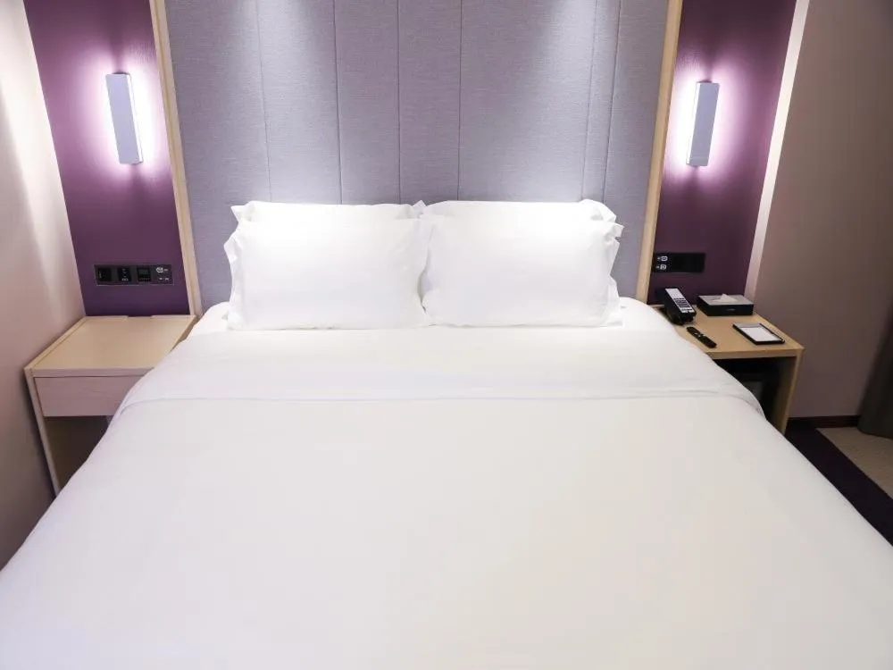 Bed in LAVANDE HOTELS SHENZHEN NORTH STATION LONGHUA FOXCONN HEADQUARTERS
