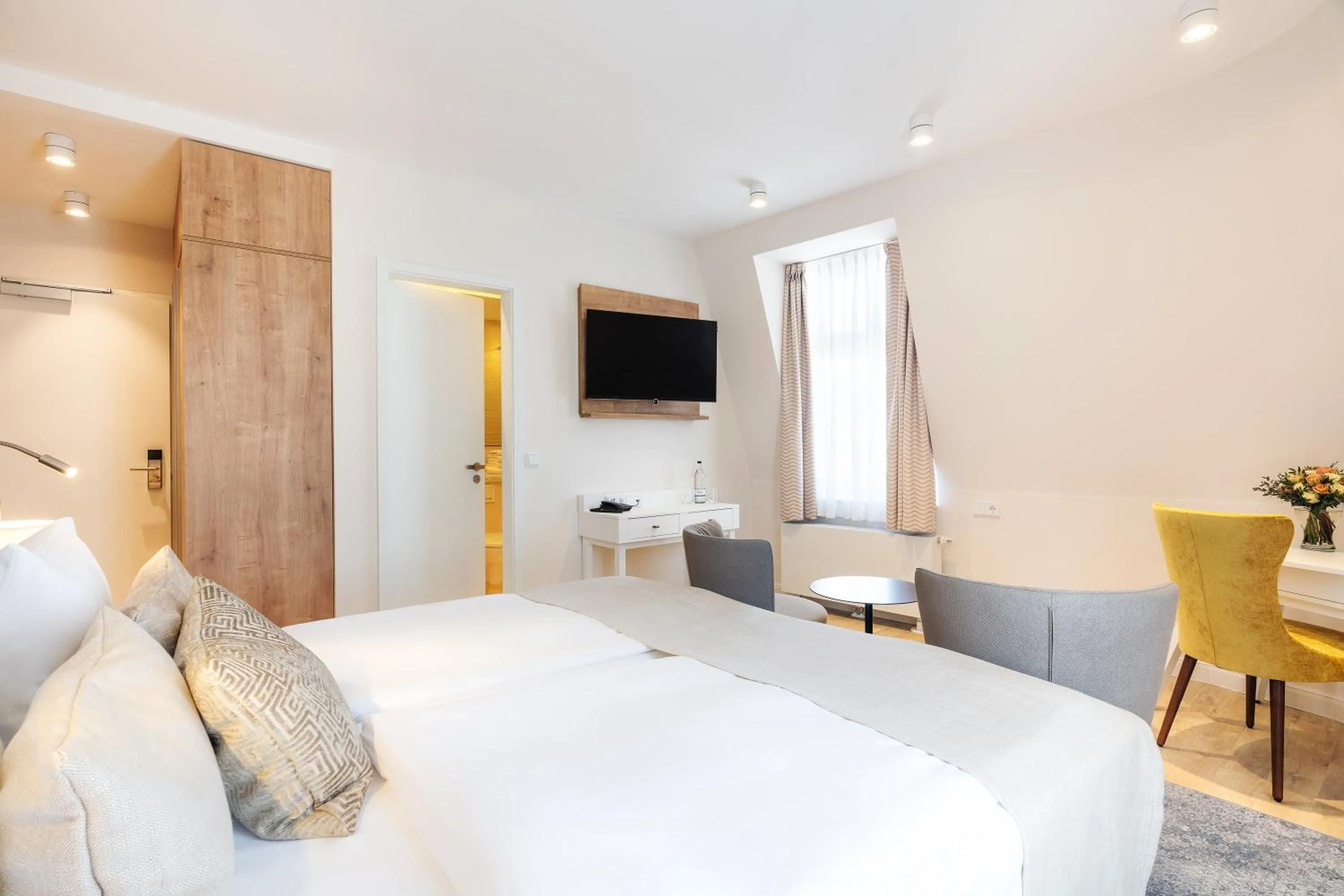 Photo of the whole room, Bed in SEETELHOTEL Ostseehotel das Entdeckerhotel an der Ostsee und der perfekte Startpunkt für Ihre Inselabenteuer