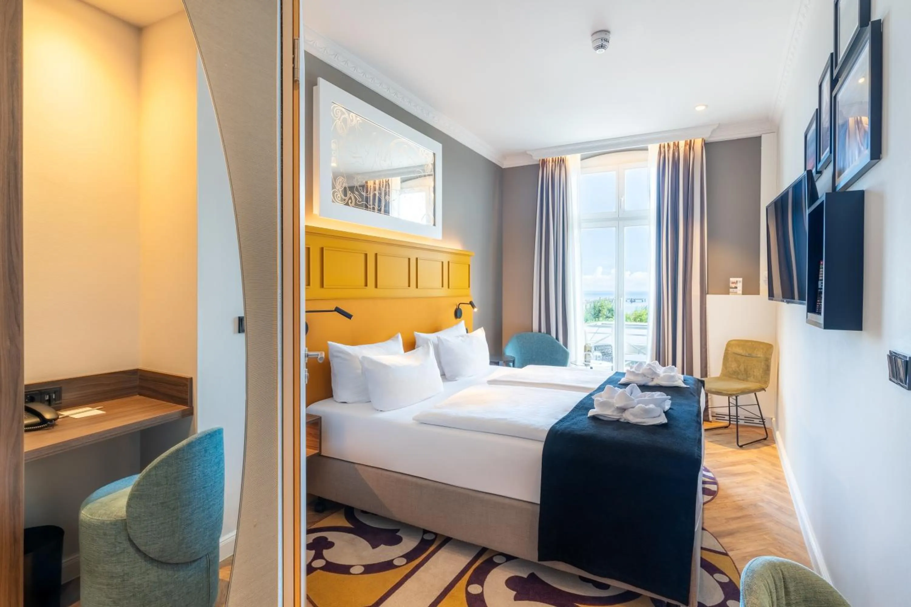 Photo of the whole room, Bed in SEETELHOTEL Ostseehotel das Entdeckerhotel an der Ostsee und der perfekte Startpunkt für Ihre Inselabenteuer