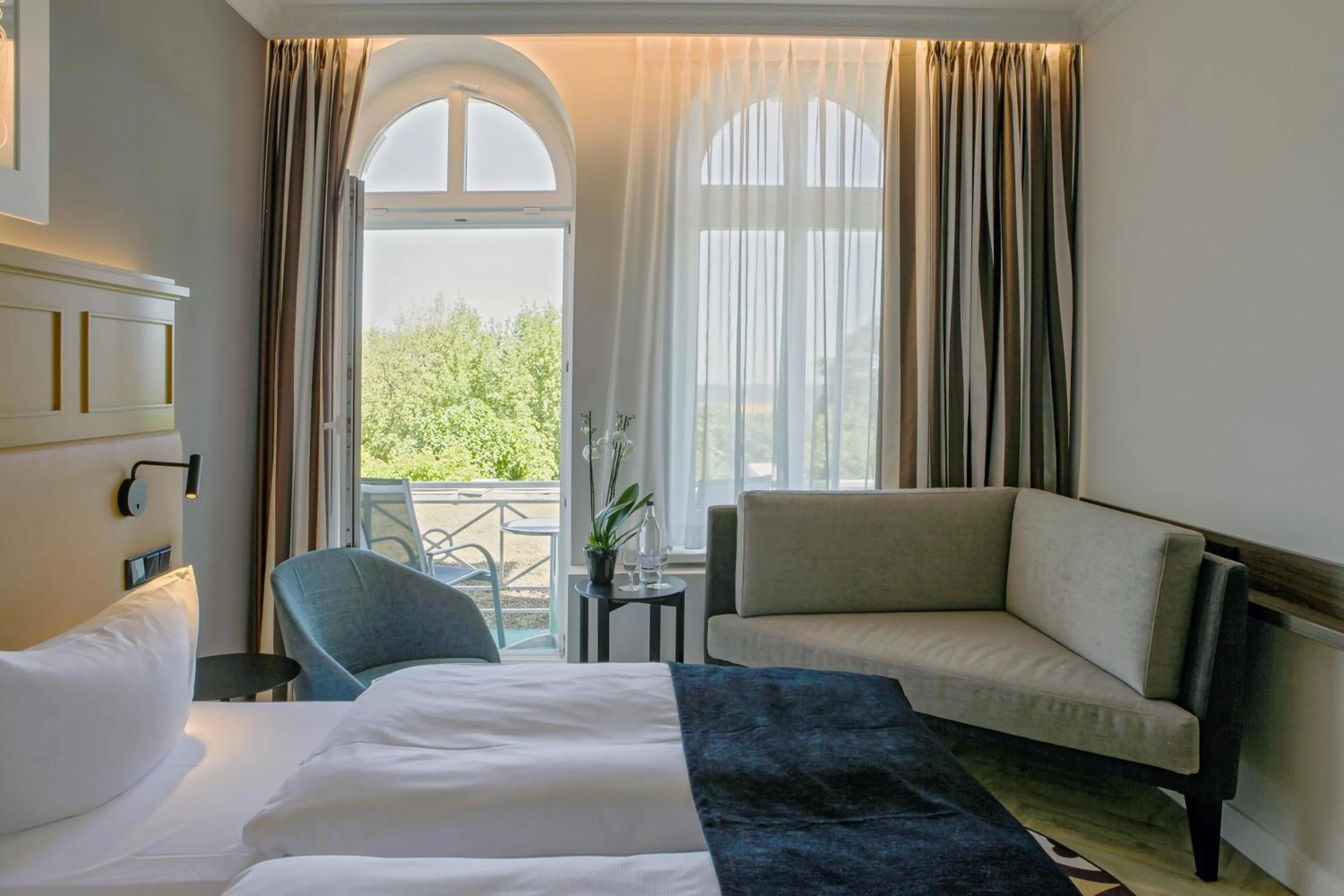 Photo of the whole room, Bed in SEETELHOTEL Ostseehotel das Entdeckerhotel an der Ostsee und der perfekte Startpunkt für Ihre Inselabenteuer